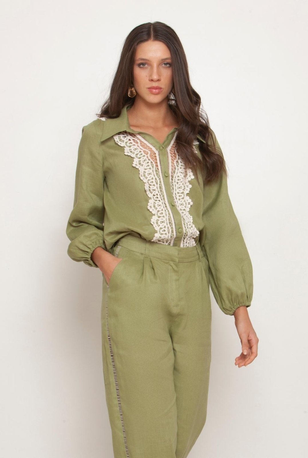 Camisa Maria Manô em Linho com Mangas Bufantes e Detalhe em Guipir Verde Oliva Verde
