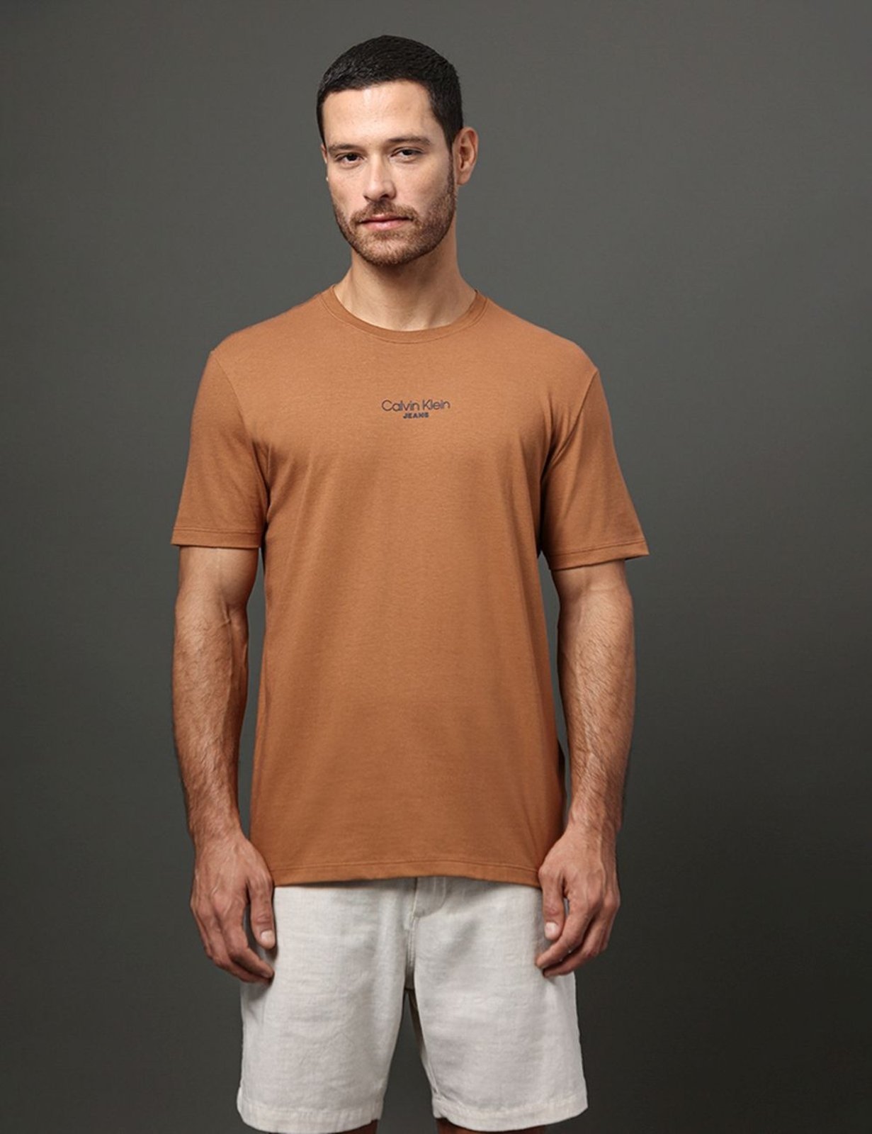 Vista 2 Camiseta Masculina Logo Calvin Klein Jeans - Havana caramelo Calvin Klein Jeans caramelo
