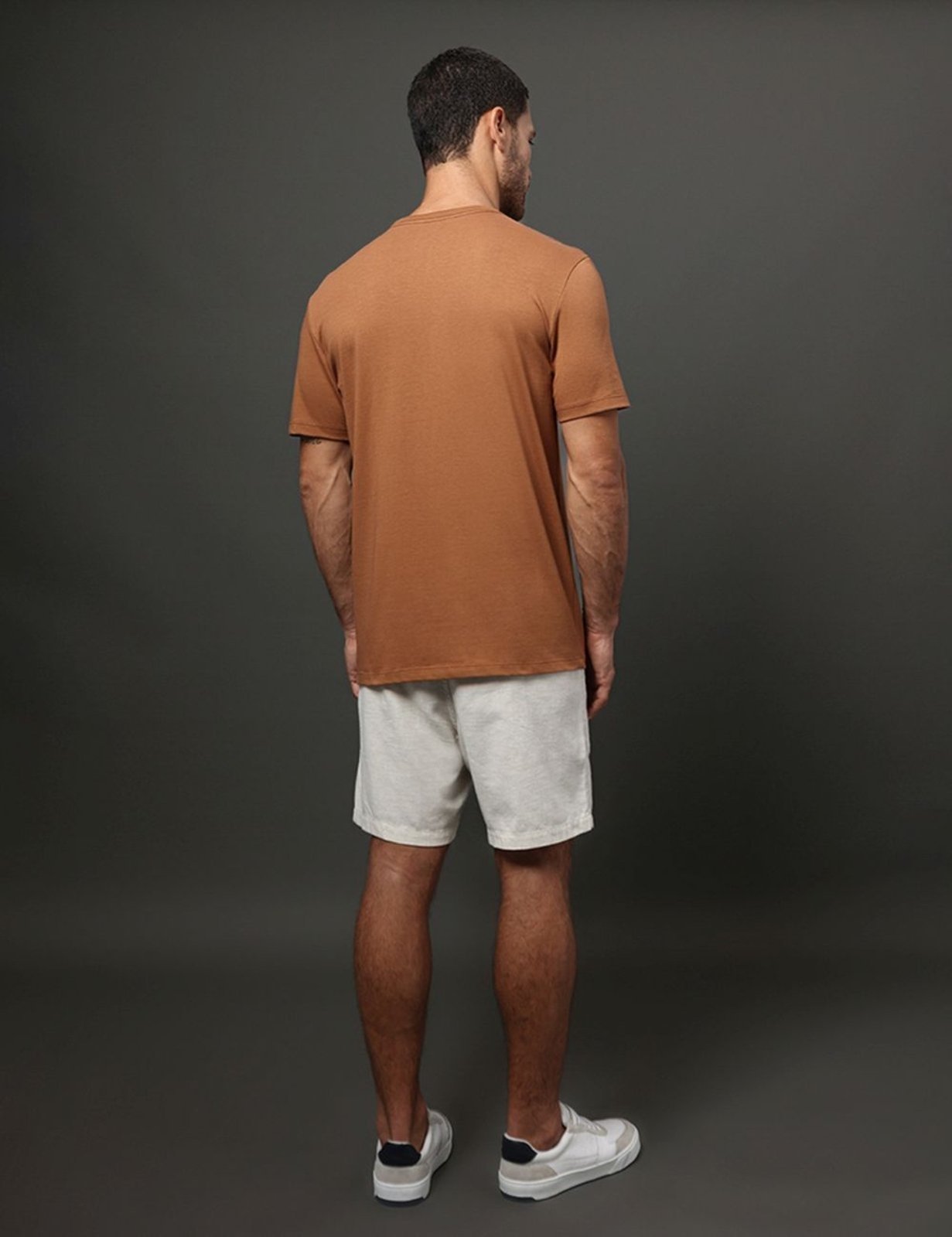 Vista 3 Camiseta Masculina Logo Calvin Klein Jeans - Havana caramelo Calvin Klein Jeans caramelo