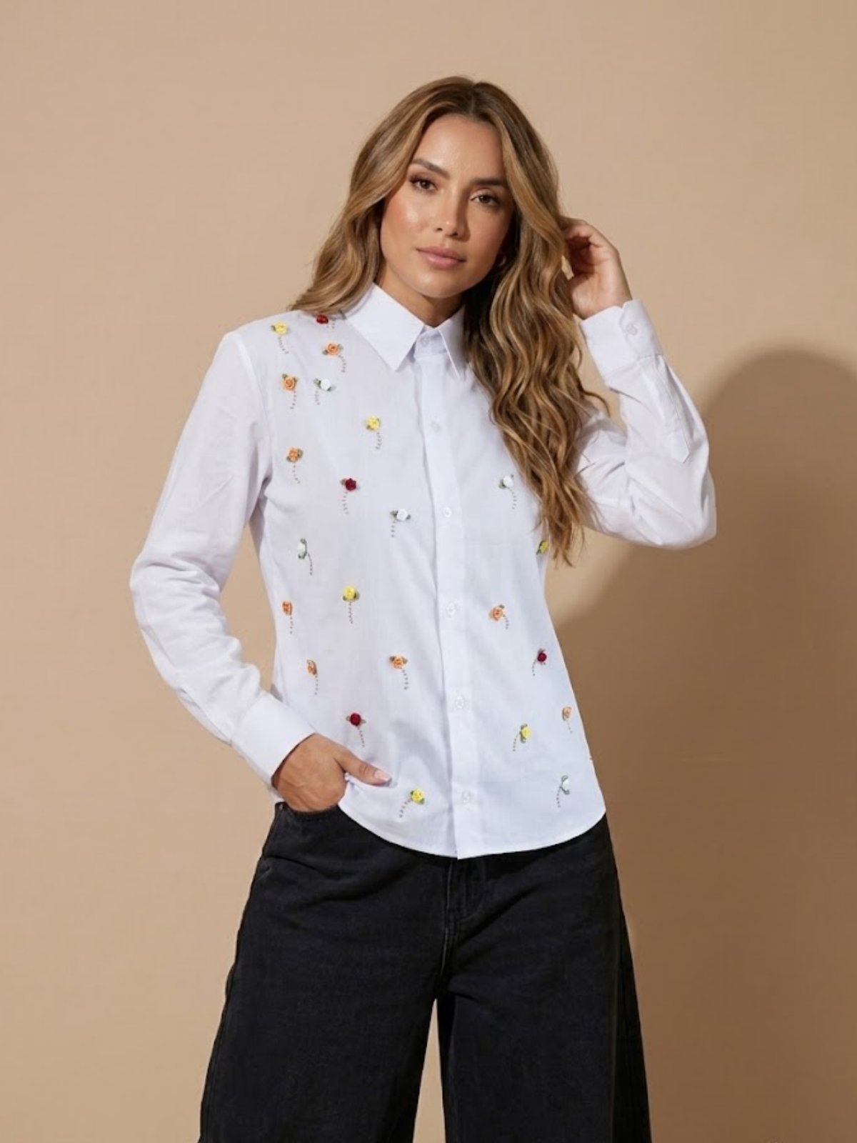 Camisa Social Slim Branca Feminina com fuxico de Flores 3D e detalhes de brilho em strass | Blusa com Manga Longa
