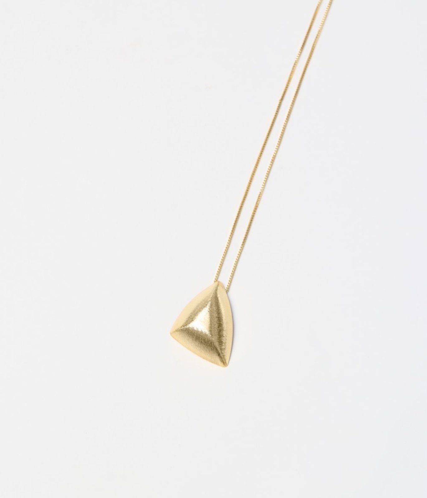 Colar Makenji Medio Com Pingente Triangulo Feminino Dourado