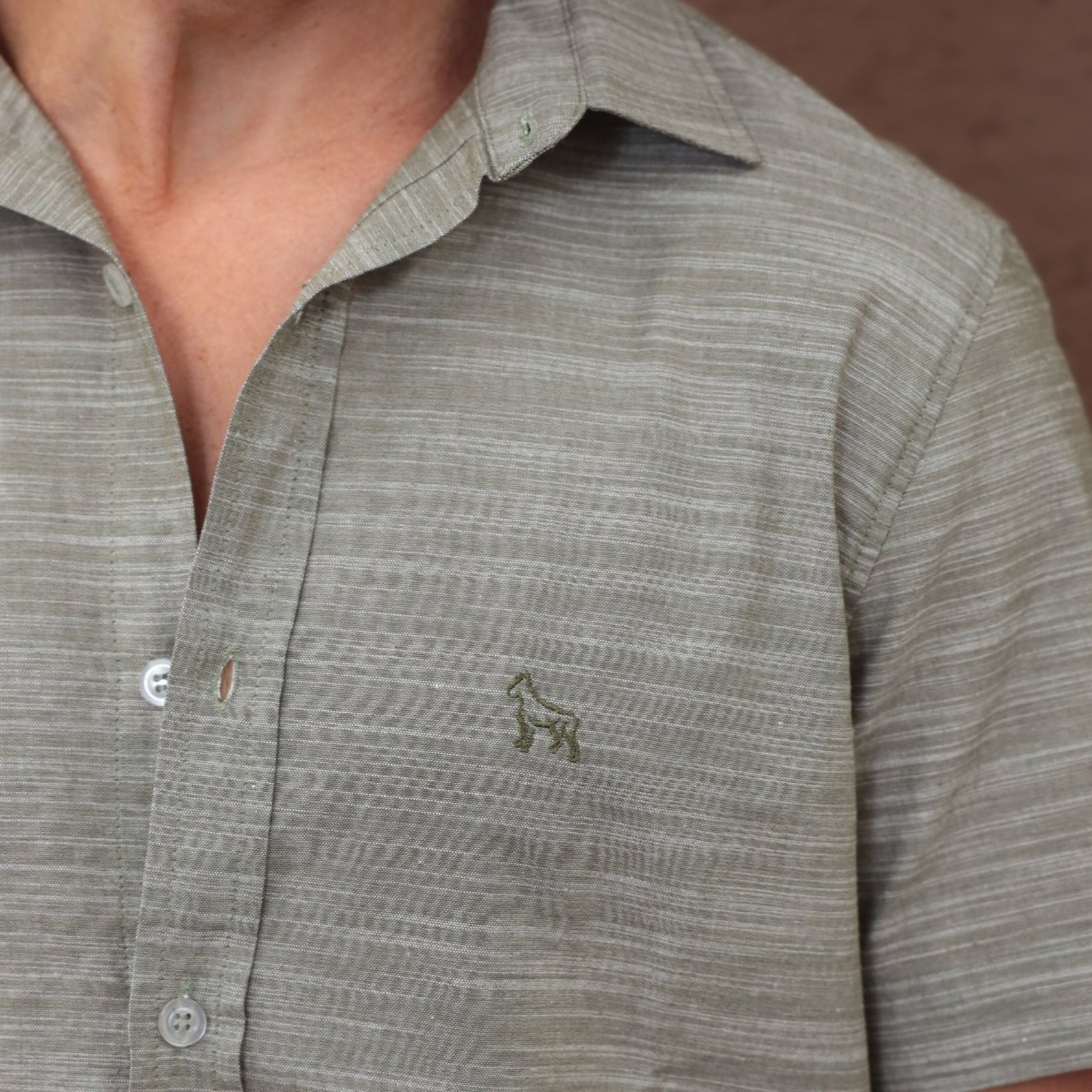 Vista 3 Camisa Bordada Cambraia De Linho Masculino Revanche Chemtou verde oliva Revanche verde oliva