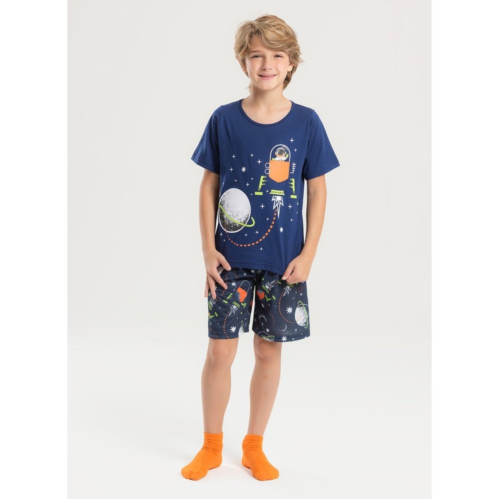 Pijama Verão Menino Marinho Camiseta com Bolso e Bermuda Astronauta no Espaço