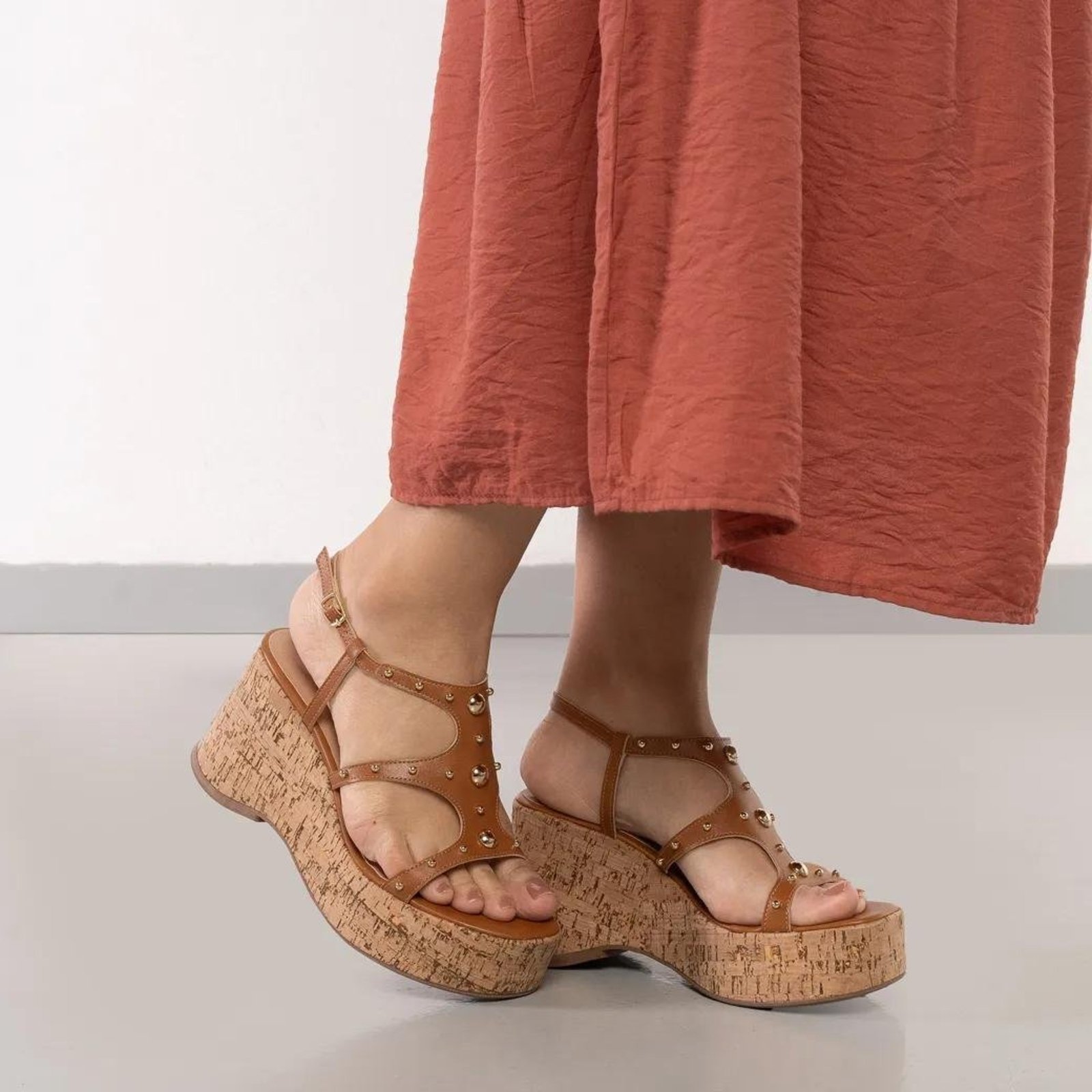 Sandália OSC Anabela Tachas Feminina Marrom