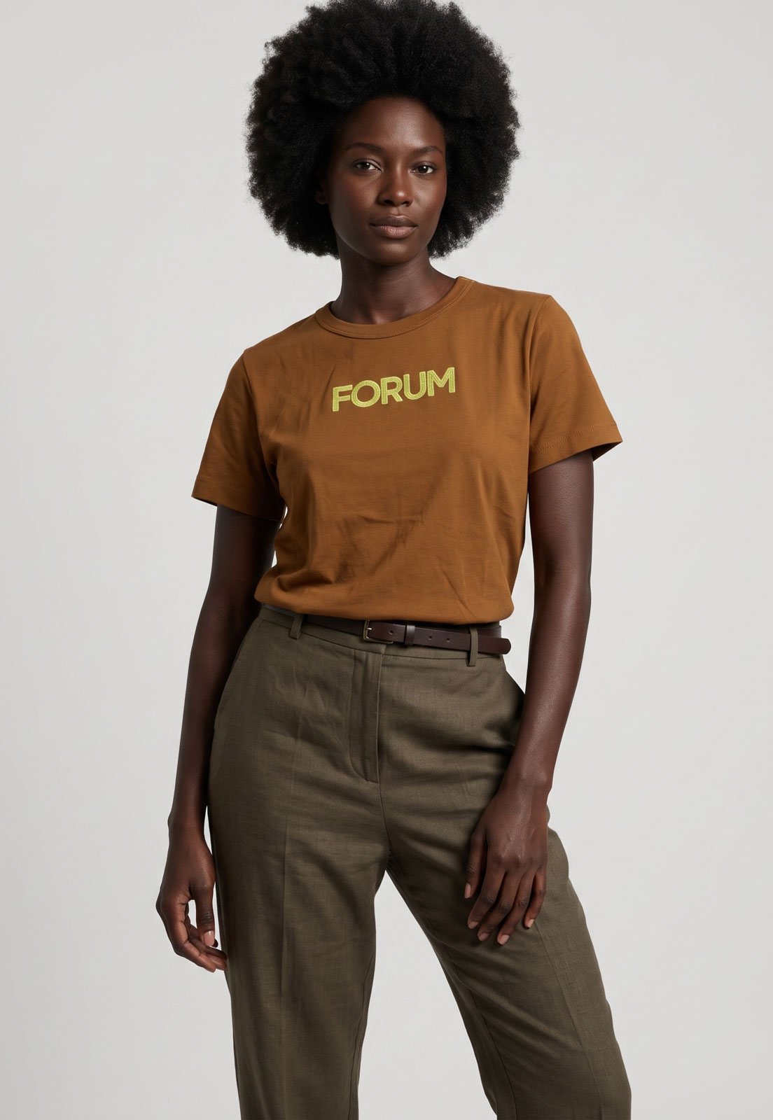 Camiseta Feminina Forum Bordada Marrom
