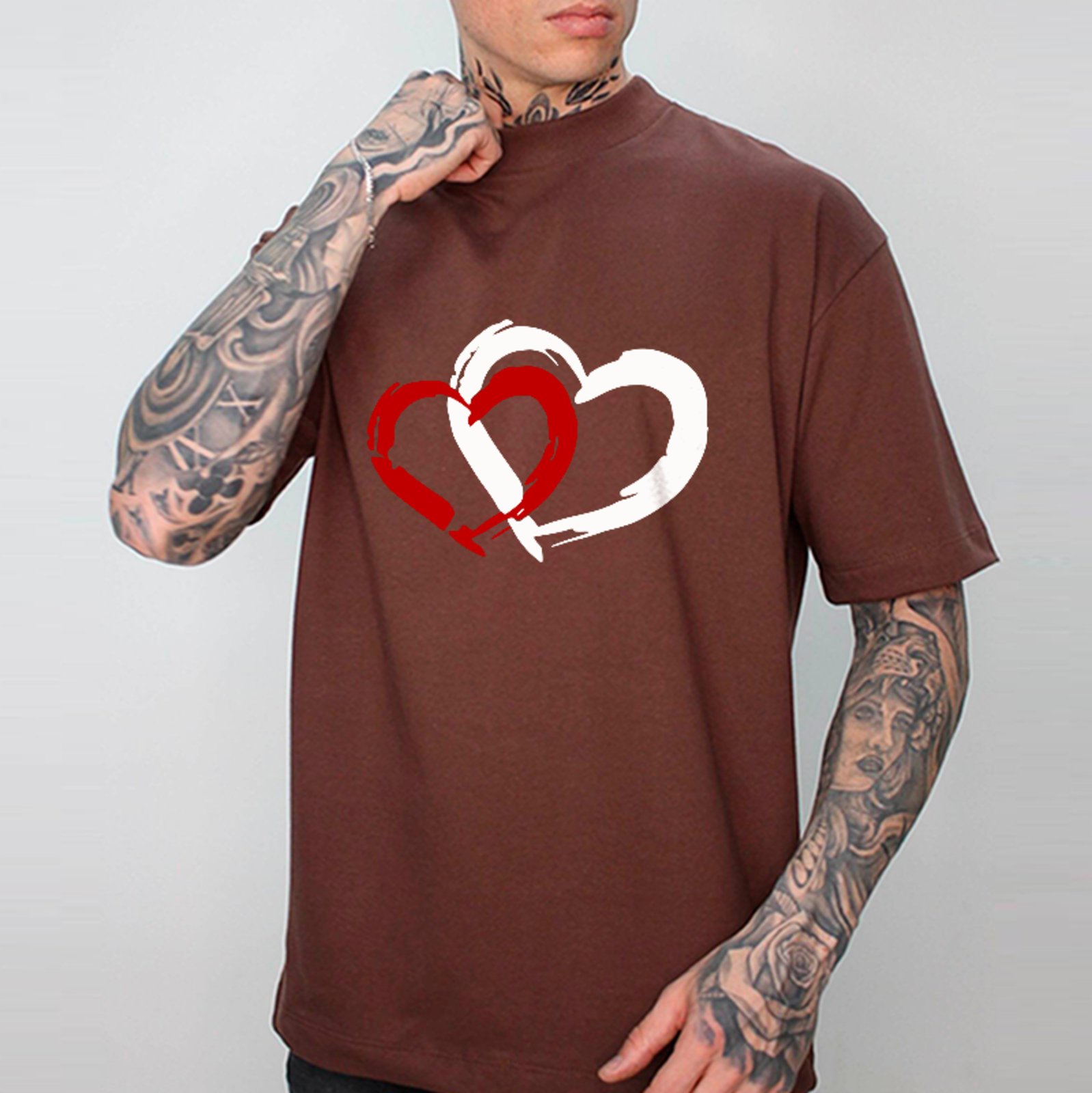 Camiseta Oversized Corações Entrelaçados Love Minimalista Unissex Marrom