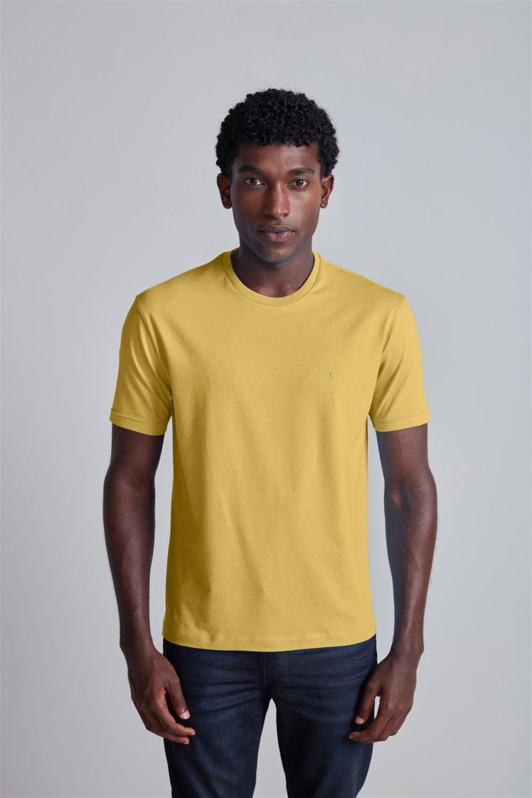 HIGHSTIL Camiseta Manga Curta Comfort Malha Básica - Amarelo Mostarda