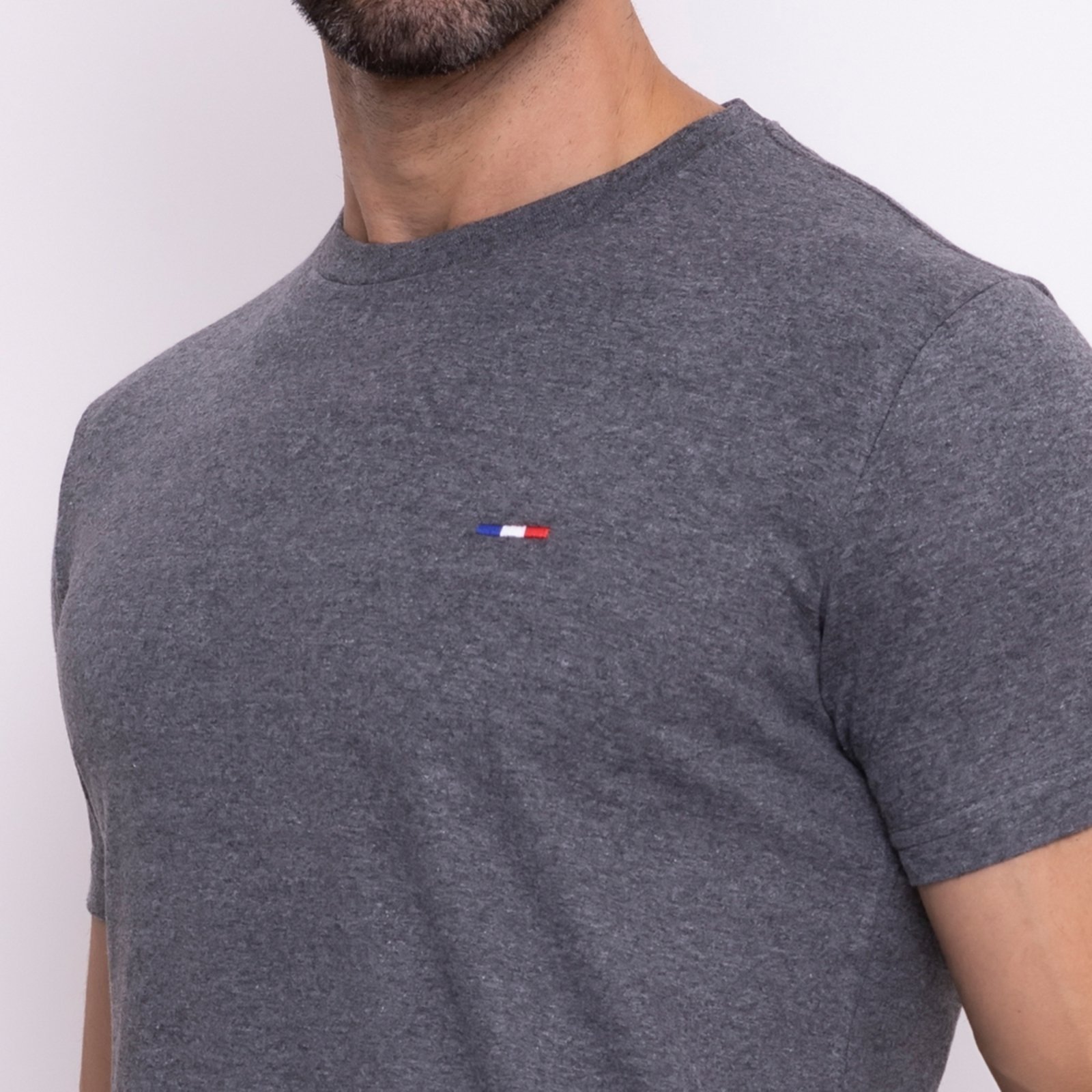 Vista 3 Kit 3 Peças Camisetas FMF Básicas Masculina em Algodão Premium no Estilo Tommy Bordado França Chumbo Lar cinza FMF cinza