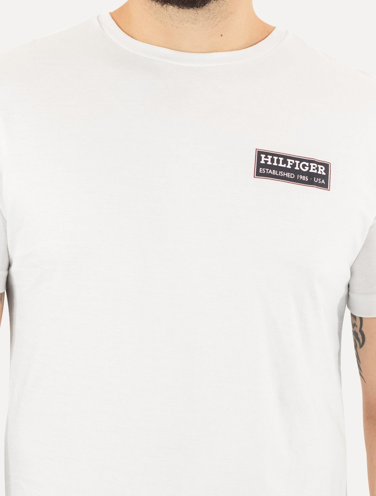 Vista 3 Camiseta Tommy Hilfiger Masculina Regular Printed Badge Color Branca branco Tommy Hilfiger branco