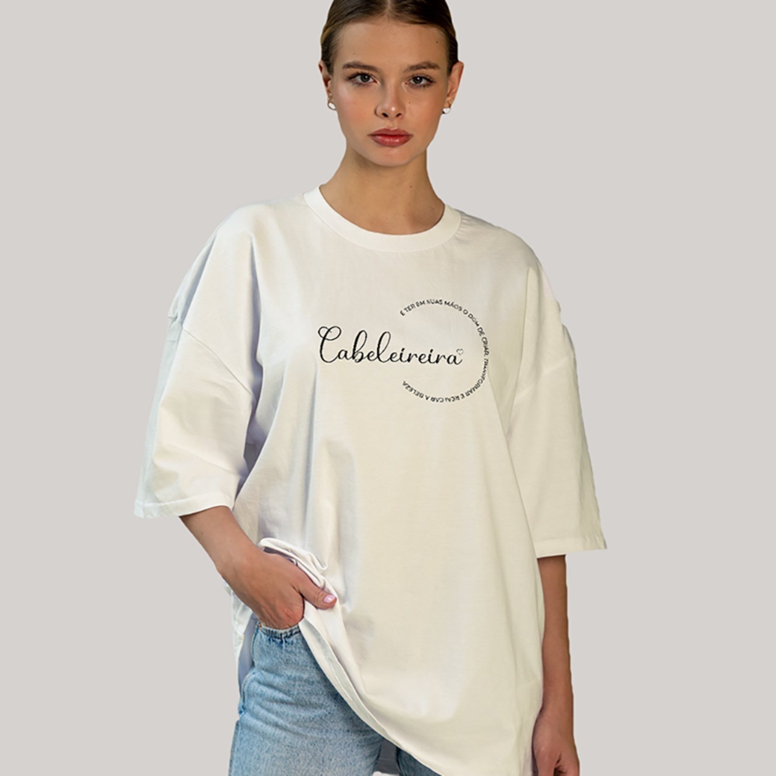 Vista 2 Camiseta Ousy Feminina Profissão Cabeleireira Arte Vibrante Orgulho Feminino Oversized Off White off-white white ousy off-white white