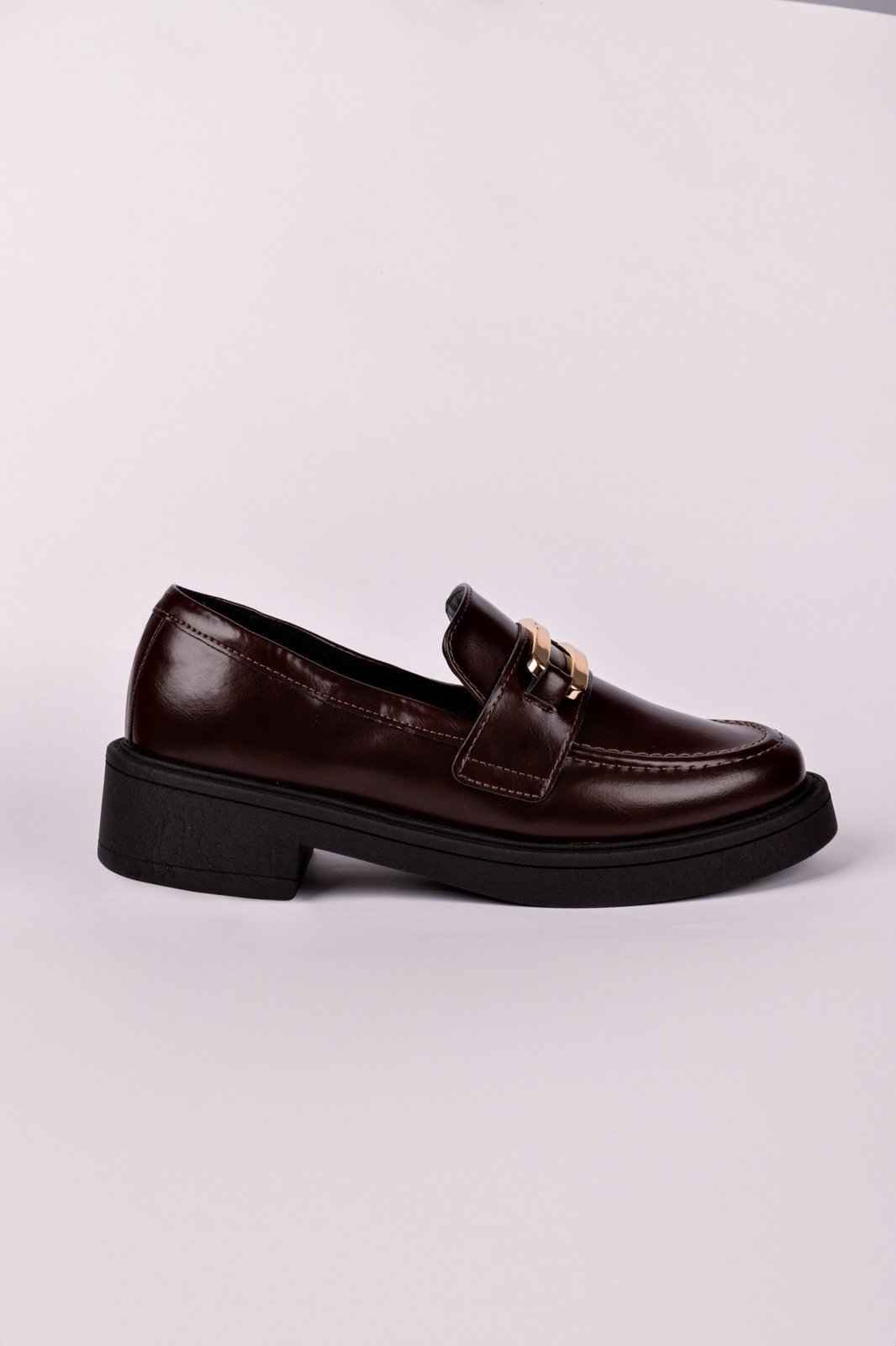 Loafer Emilia em PU com enfeite dourado