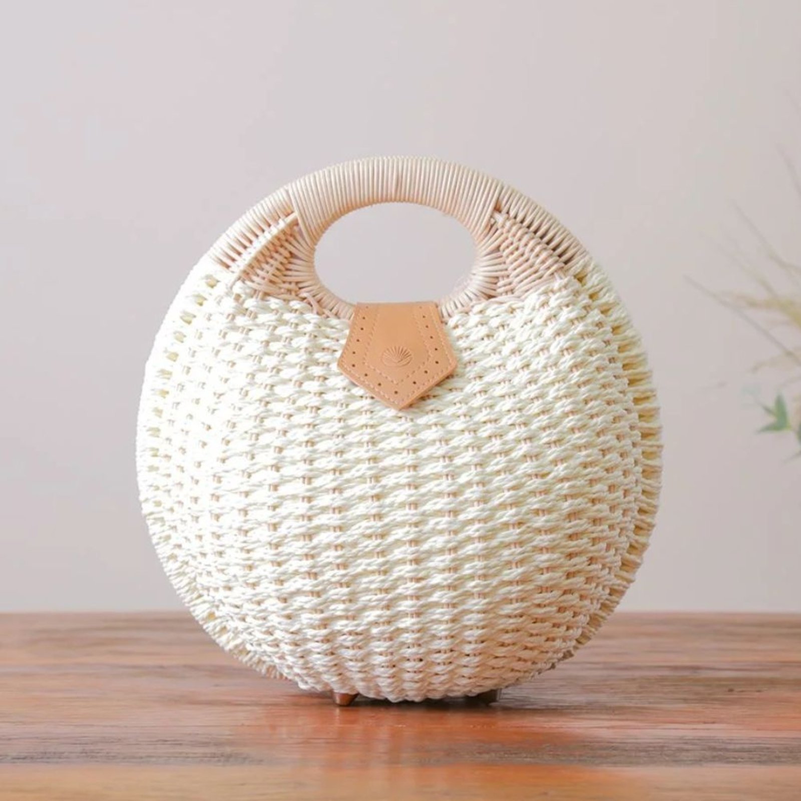 BOLSA DE PRAIA EM FORMATO DE CONCHA, EM PALHA – MIAMI – Branco – MELLOW BRAZIL