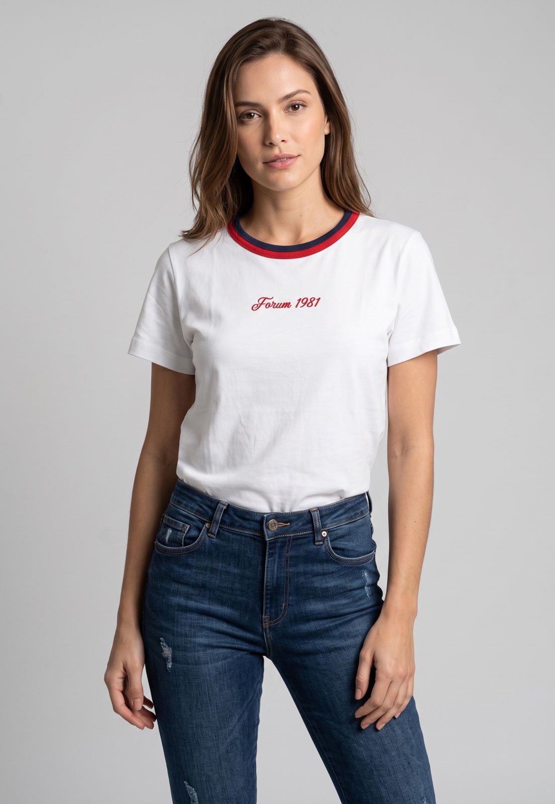 Camiseta Feminina Forum Detalhe Gola Branca