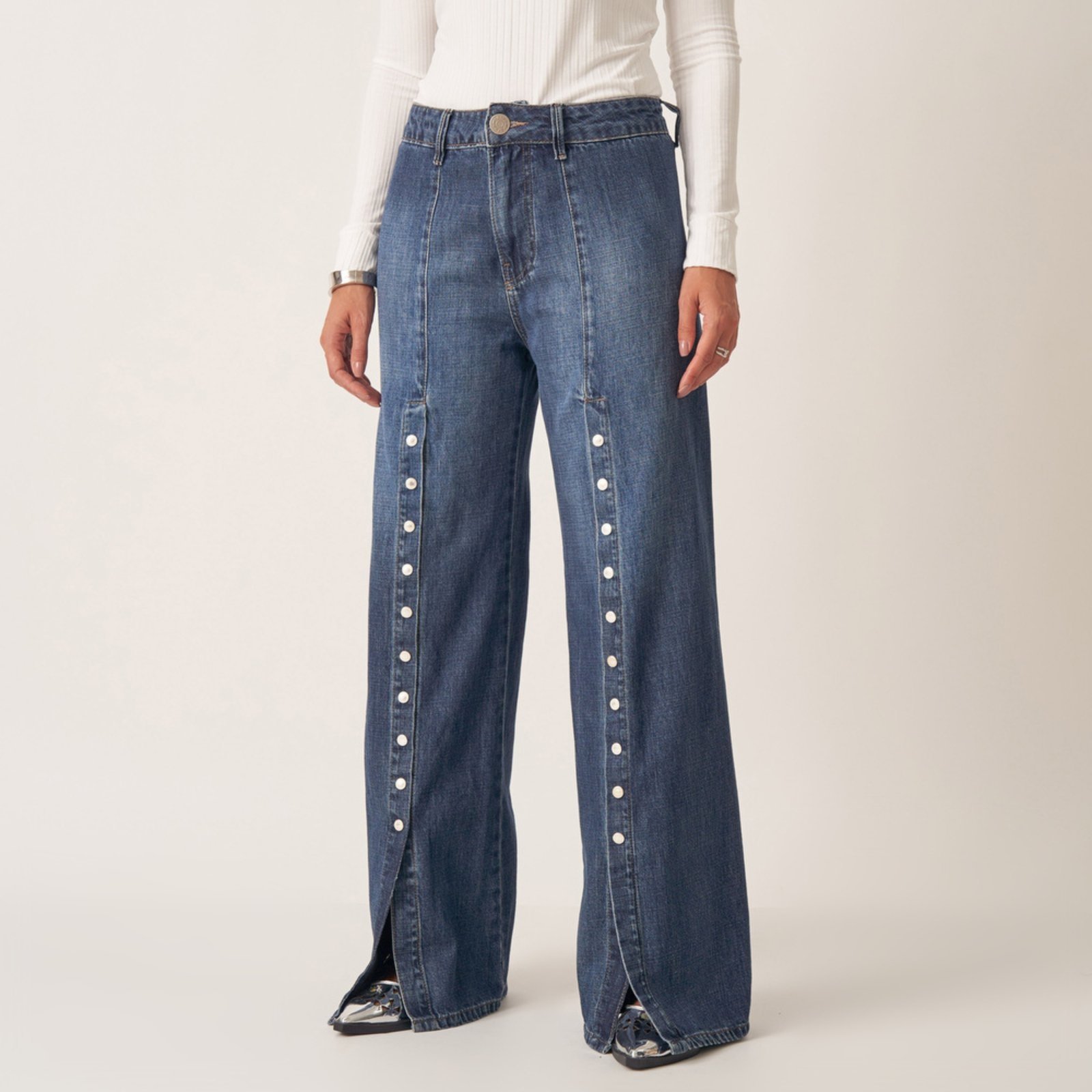 Calça Jeans Wide Cintura Alta Sem Costura Lateral Recortes E Botões