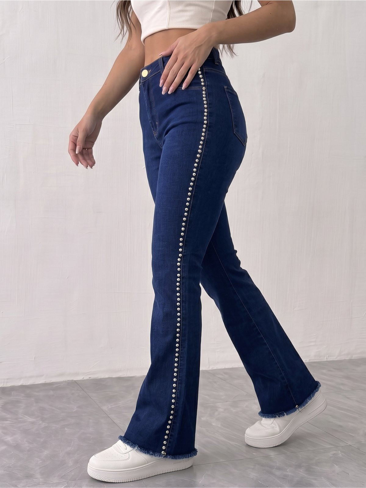 Calça Feminina Flare Jeans escuro com Tachas Prateadas na Lateral | Calça Jeans Feminina Convex Metal Flare Boca de Sin