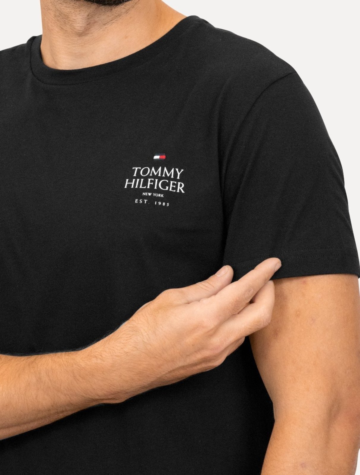 Vista 3 Camiseta Tommy Hilfiger Masculina Stack Brand Love Preta preto Tommy Hilfiger preto