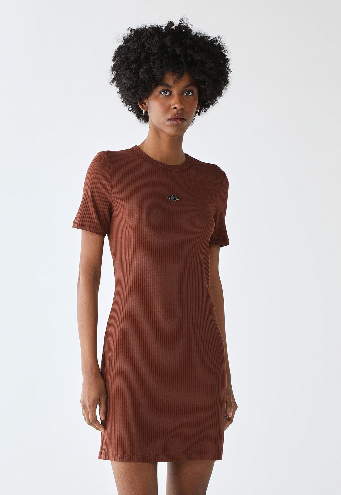 Vestido Canelado Colcci Curto Logo Metalizado Marrom
