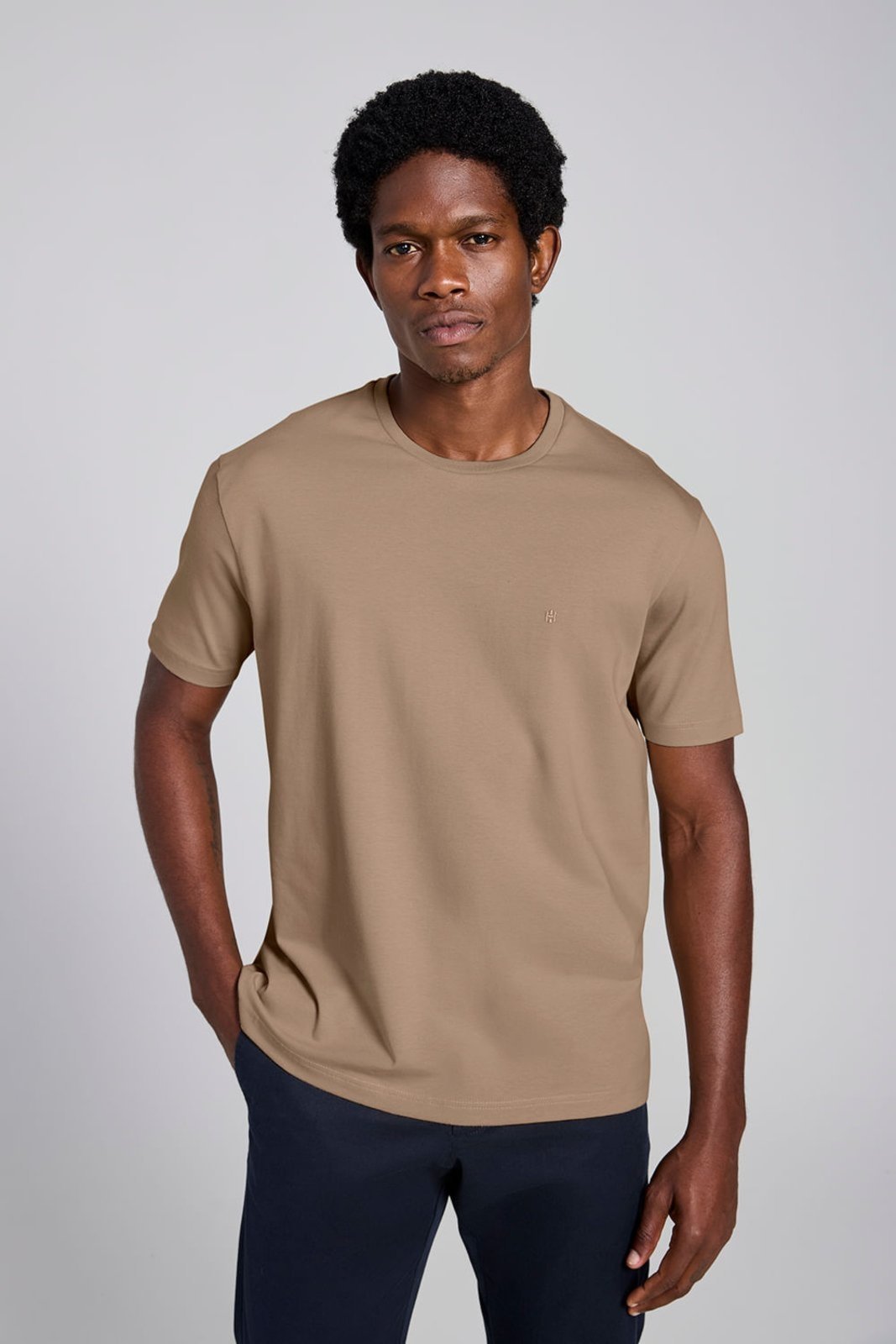 HIGHSTIL Camiseta Manga Curta Comfort Malha Básica - Marrom Castor