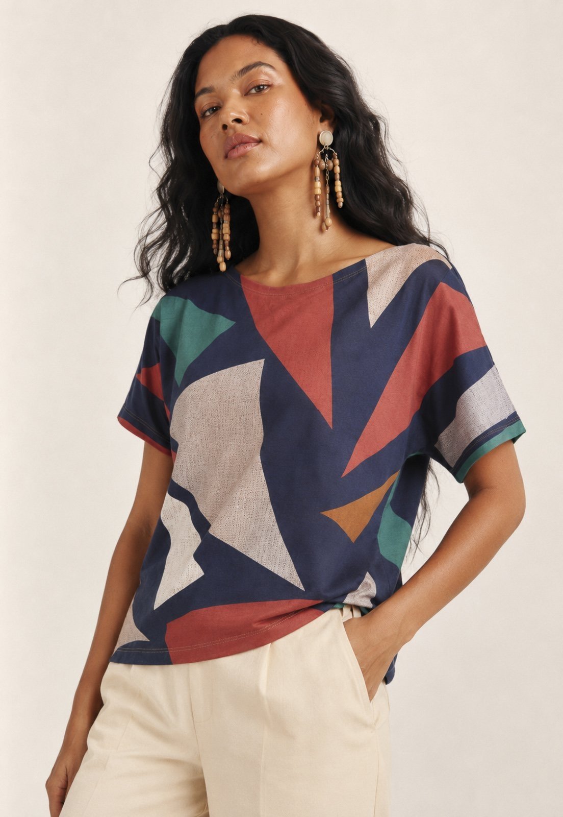 Blusa Amazonia Vital Básica Morcego Malha Gola Canoa Manga Curta Geometrias do Tempo