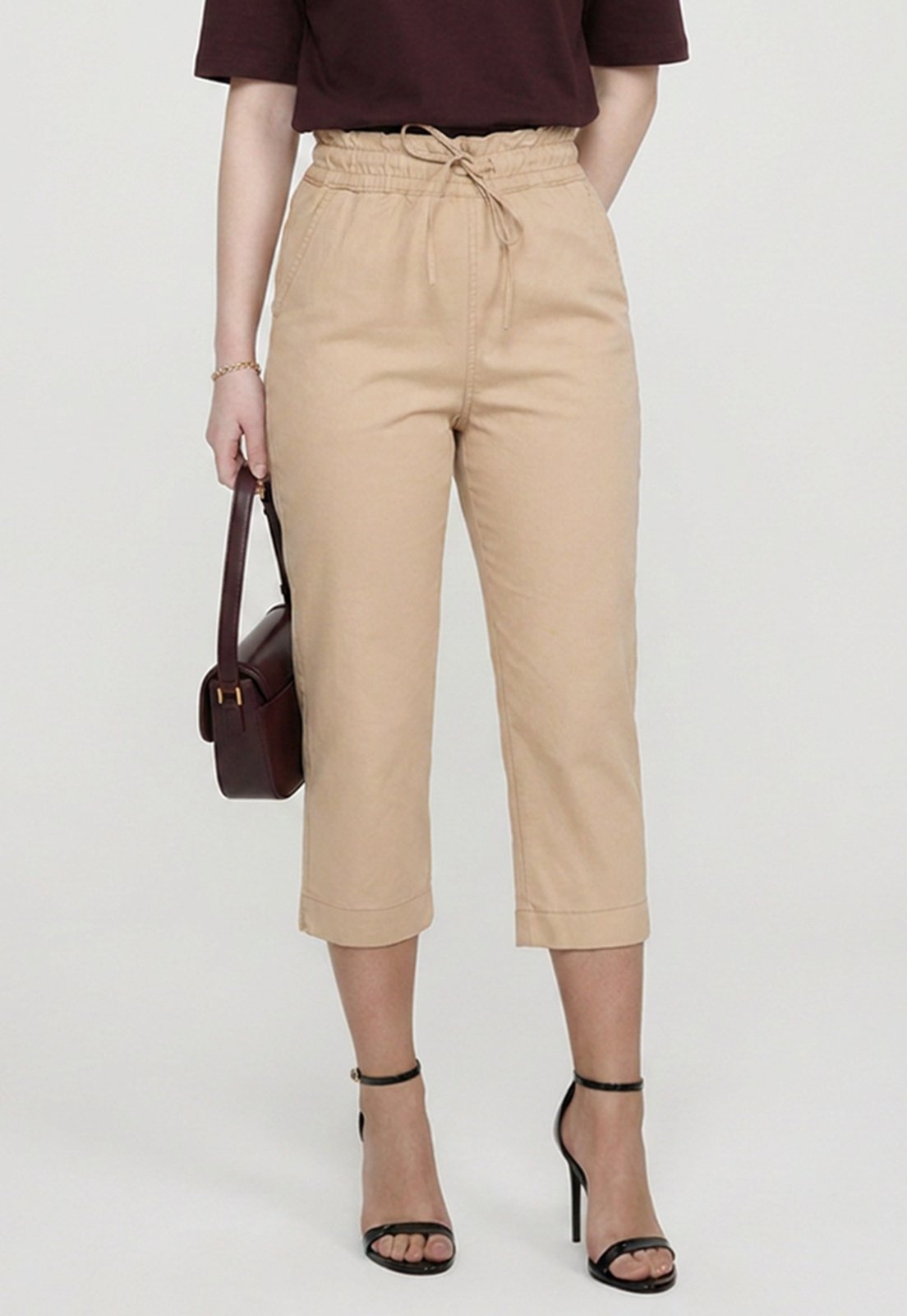 Calça Capri Feminina Cintura Alta com Elástico e Cordão em Sarja com Elastano Bege