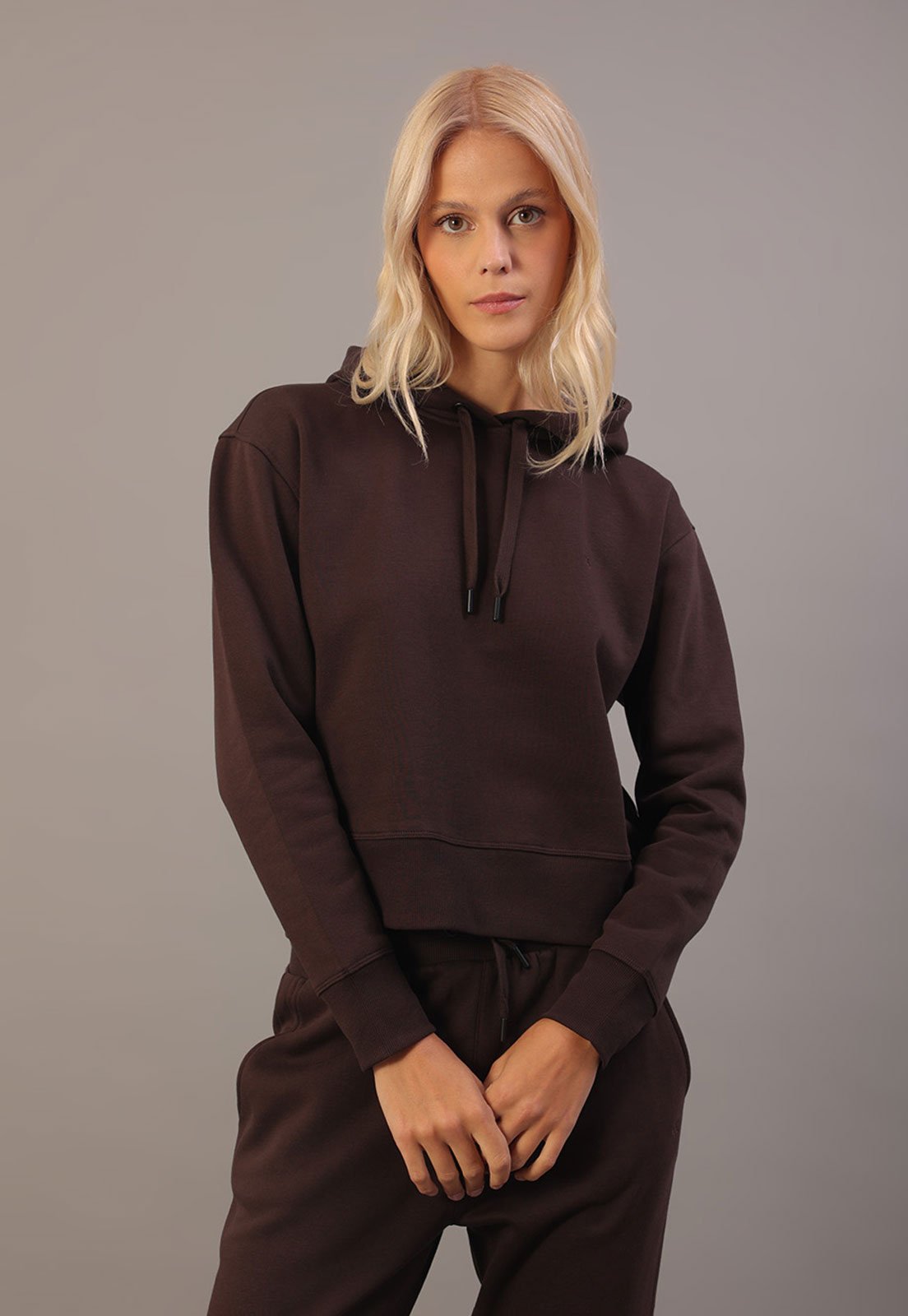 Blusa de Moletom Feminina Calvin Klein Jeans Cropped Capuz Marrom Escuro