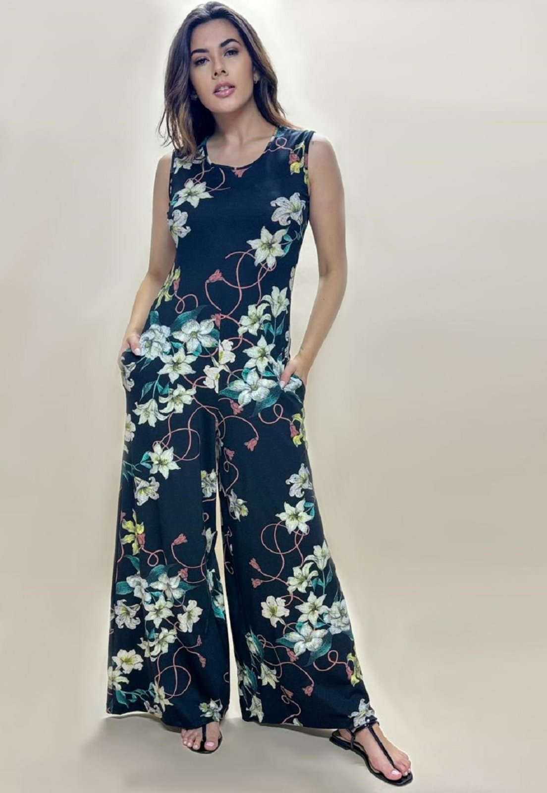 Macacão Regata Amplo Flores Ébano