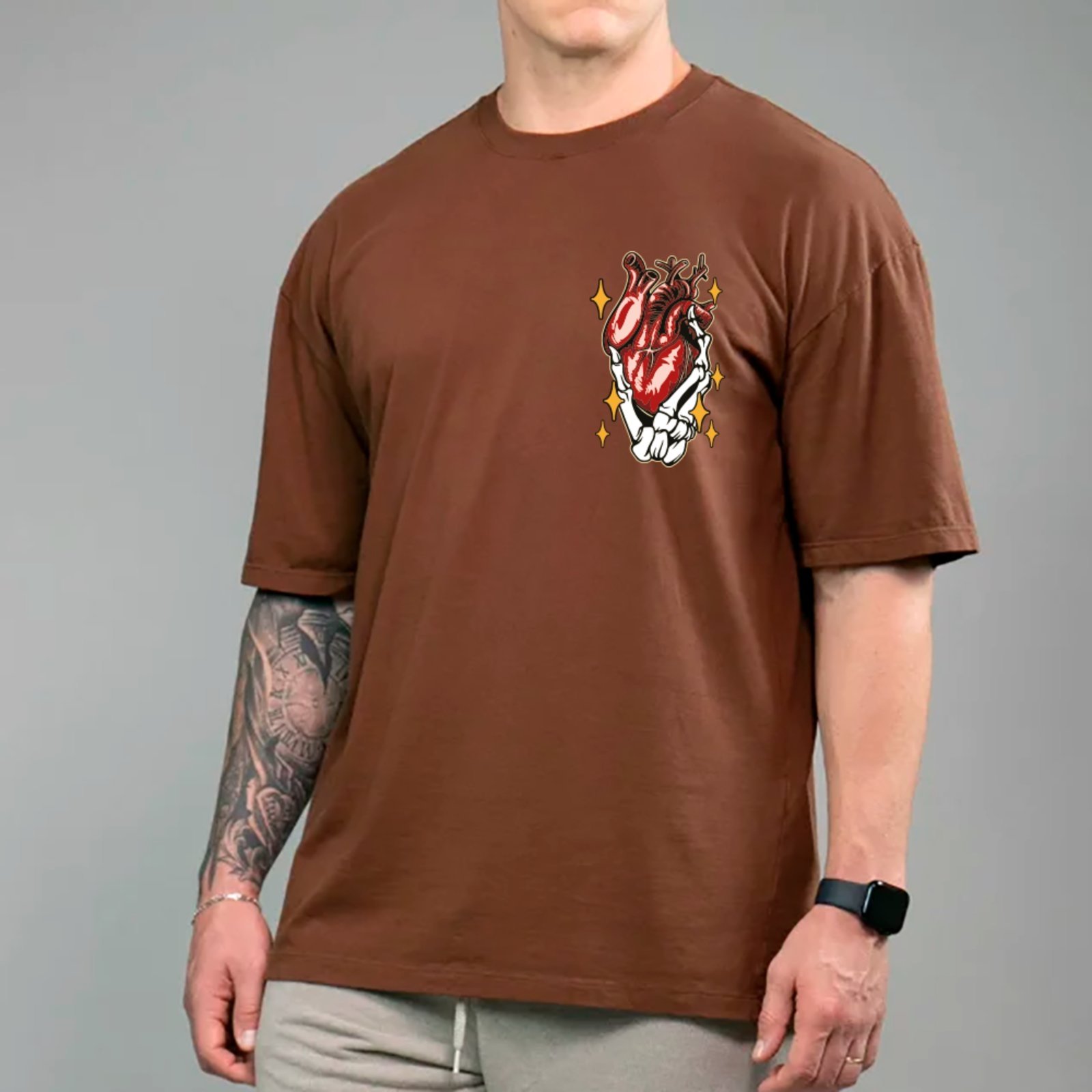 Camiseta Ousy Streetwear Don’t Leave Me Coração com Mãos Oversized Unissex Marrom