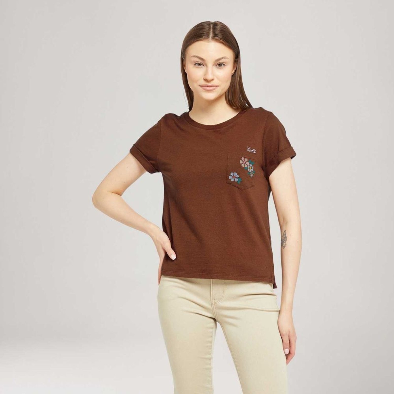 Camiseta Levi’s® Margot Pocket Marrom Manga Curta