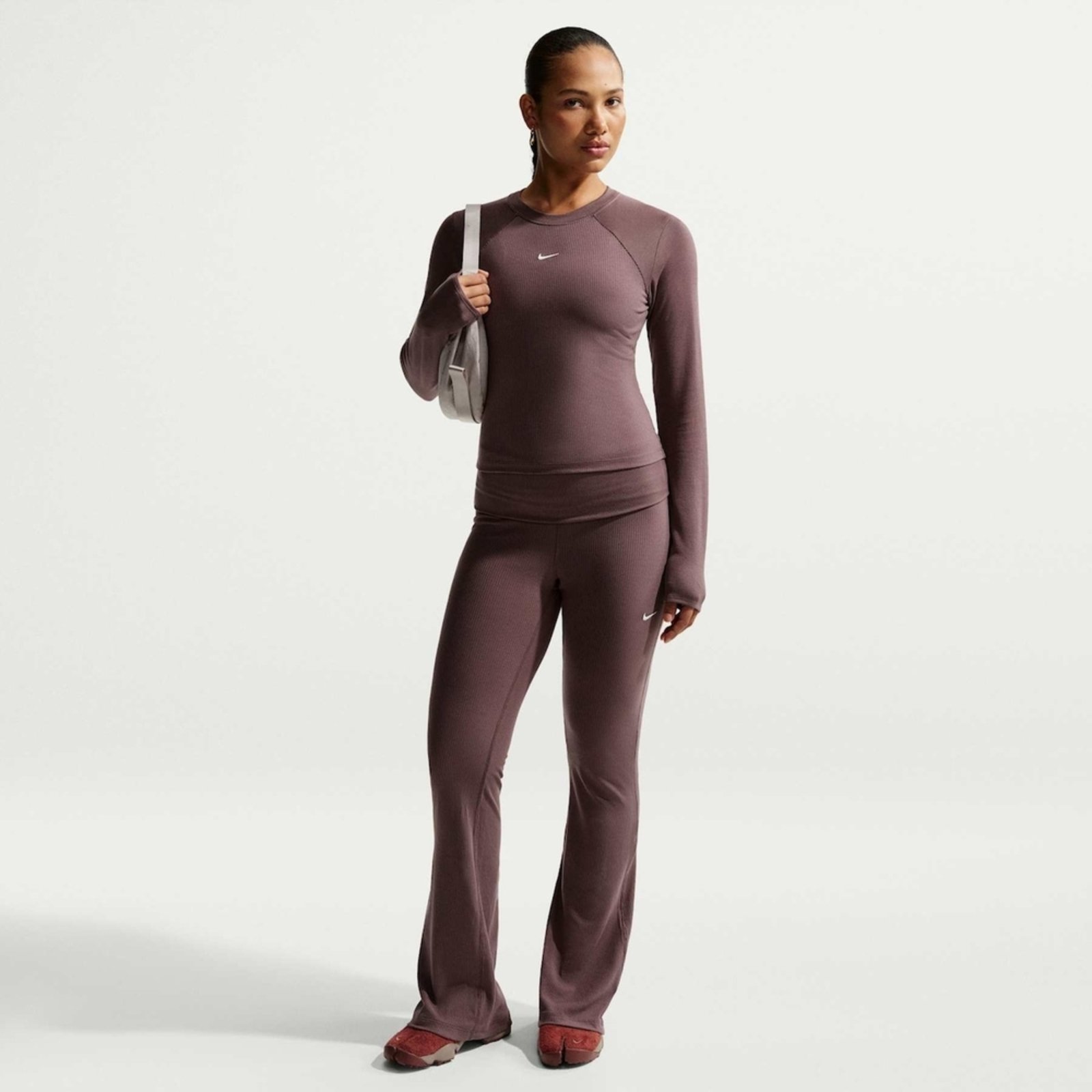 Vista 2 Calça Nike Sportswear Chill Knit Feminina marrom Nike marrom