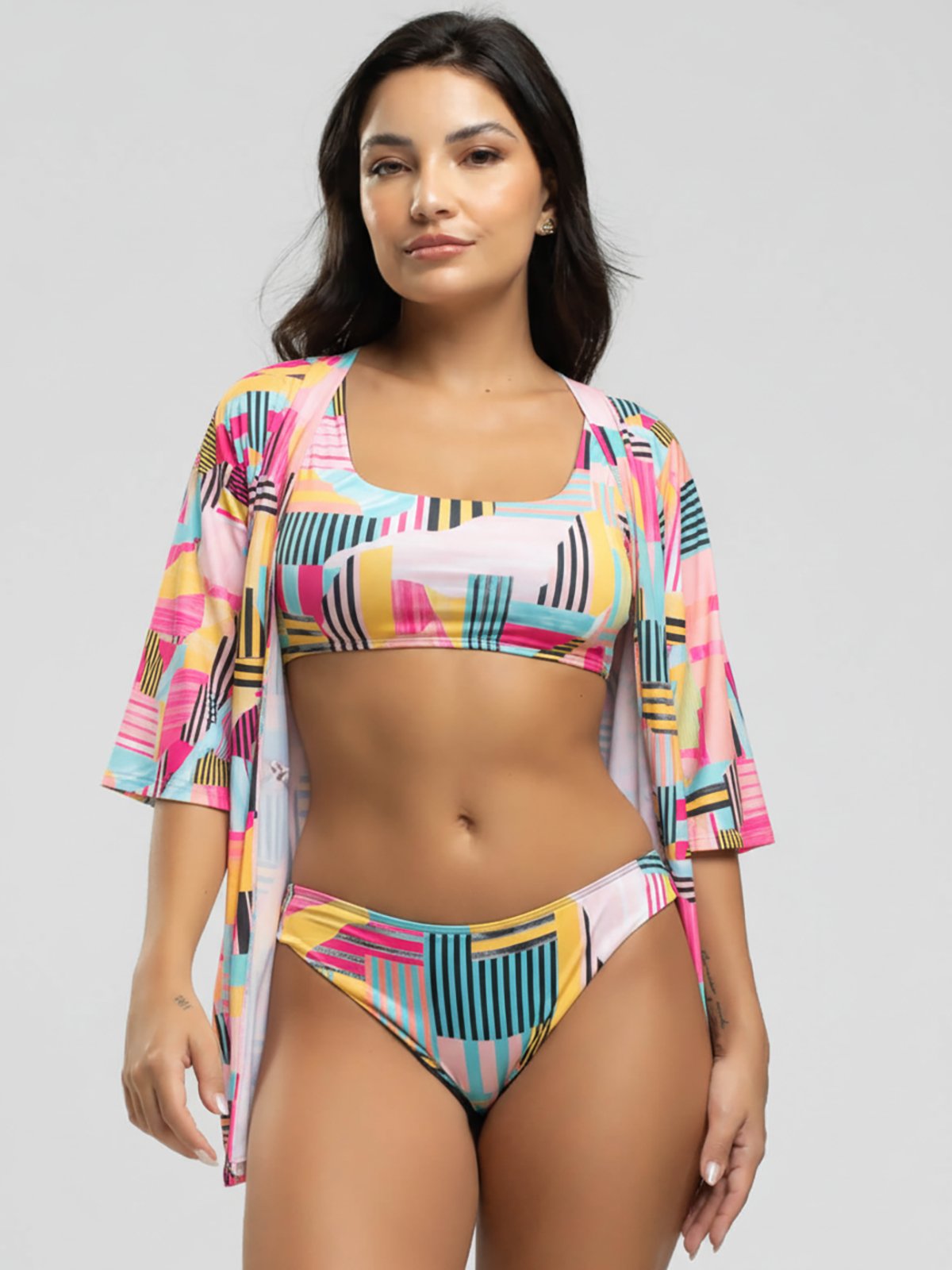 Vista 2 Conjunto Vicbela Biquíni Regata Calcinha Comum + Saída de Praia Kimono verde Vicbela verde