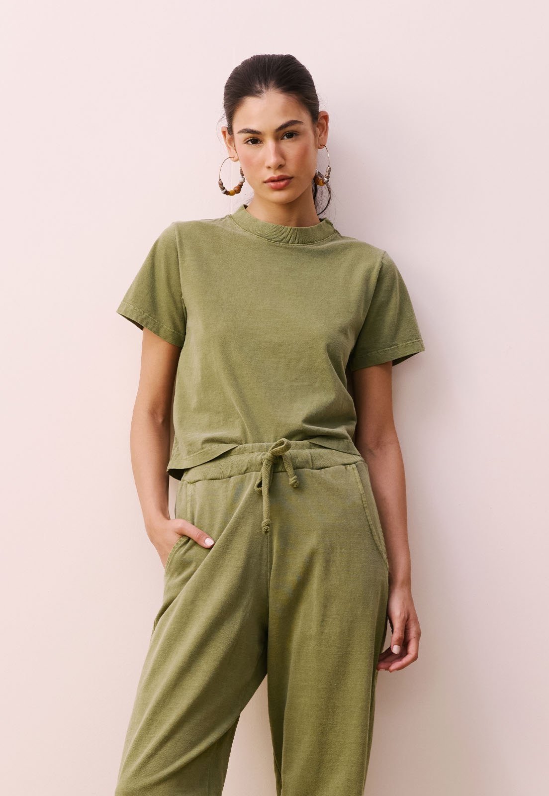 Vista 2 T-shirt Cropped CaCay verde militar CaCay verde militar