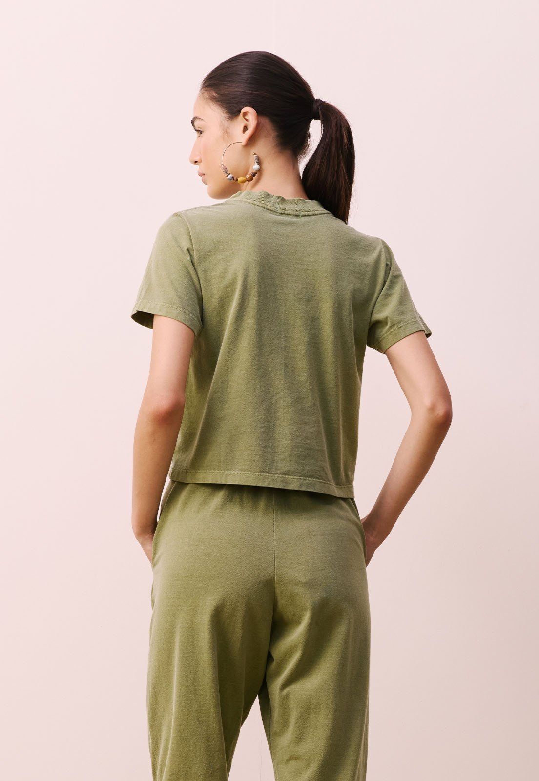 Vista 3 T-shirt Cropped CaCay verde militar CaCay verde militar