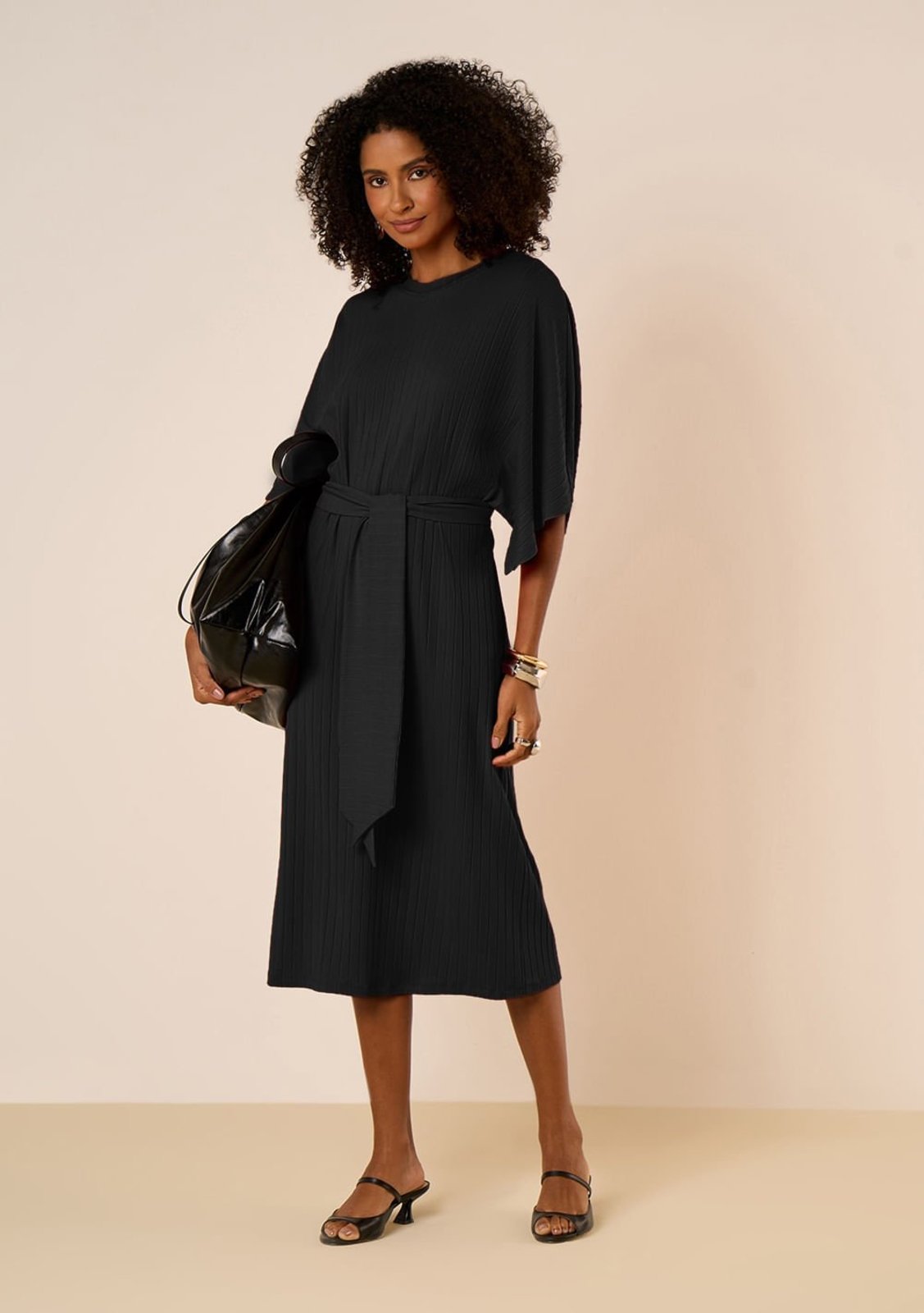 Vestido Maria Valentina Solto Decote Careca Manga Curta Midi Preto