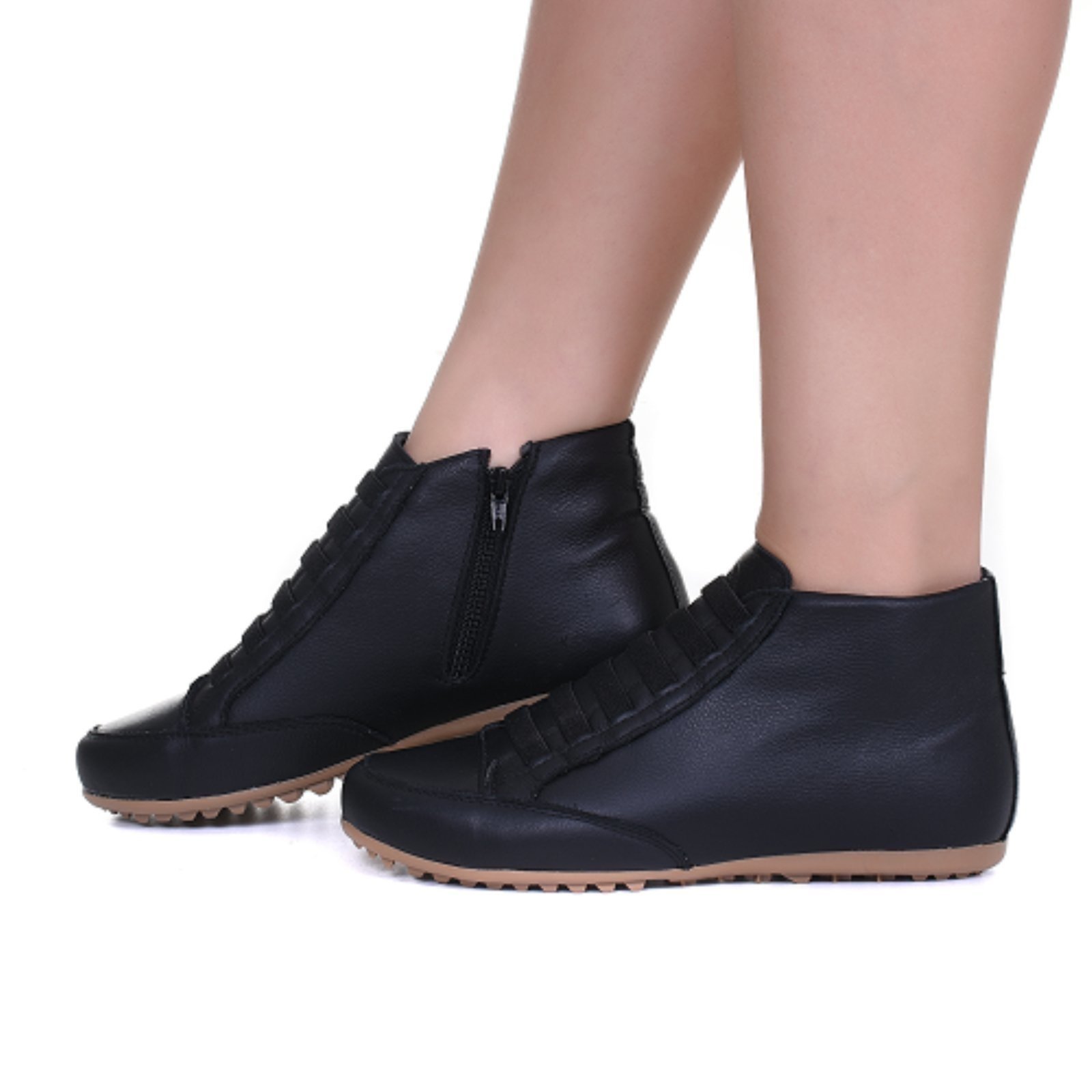 Bota Feminina de Couro Preta Cano Curto Rasteira