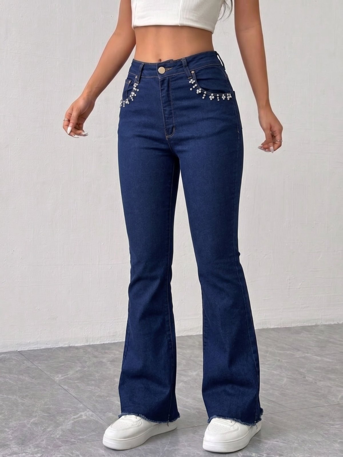 Calça Feminina Flare Jeans azul com Strass e Pérolas ao Redor do Bolso Trio Floral Premium
