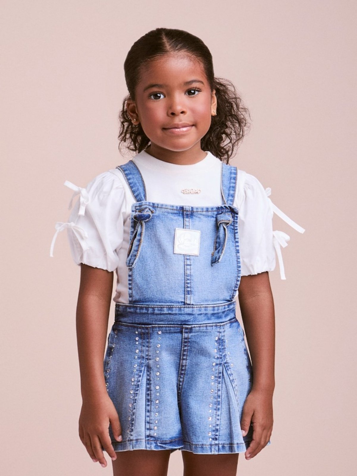 Infantil - Jardineira Jeans com Recortes e Strass