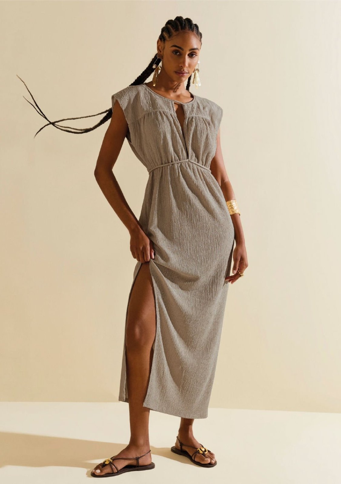 Vestido Morena Rosa Ajustado Decote V Manga Curta Midi Cinza