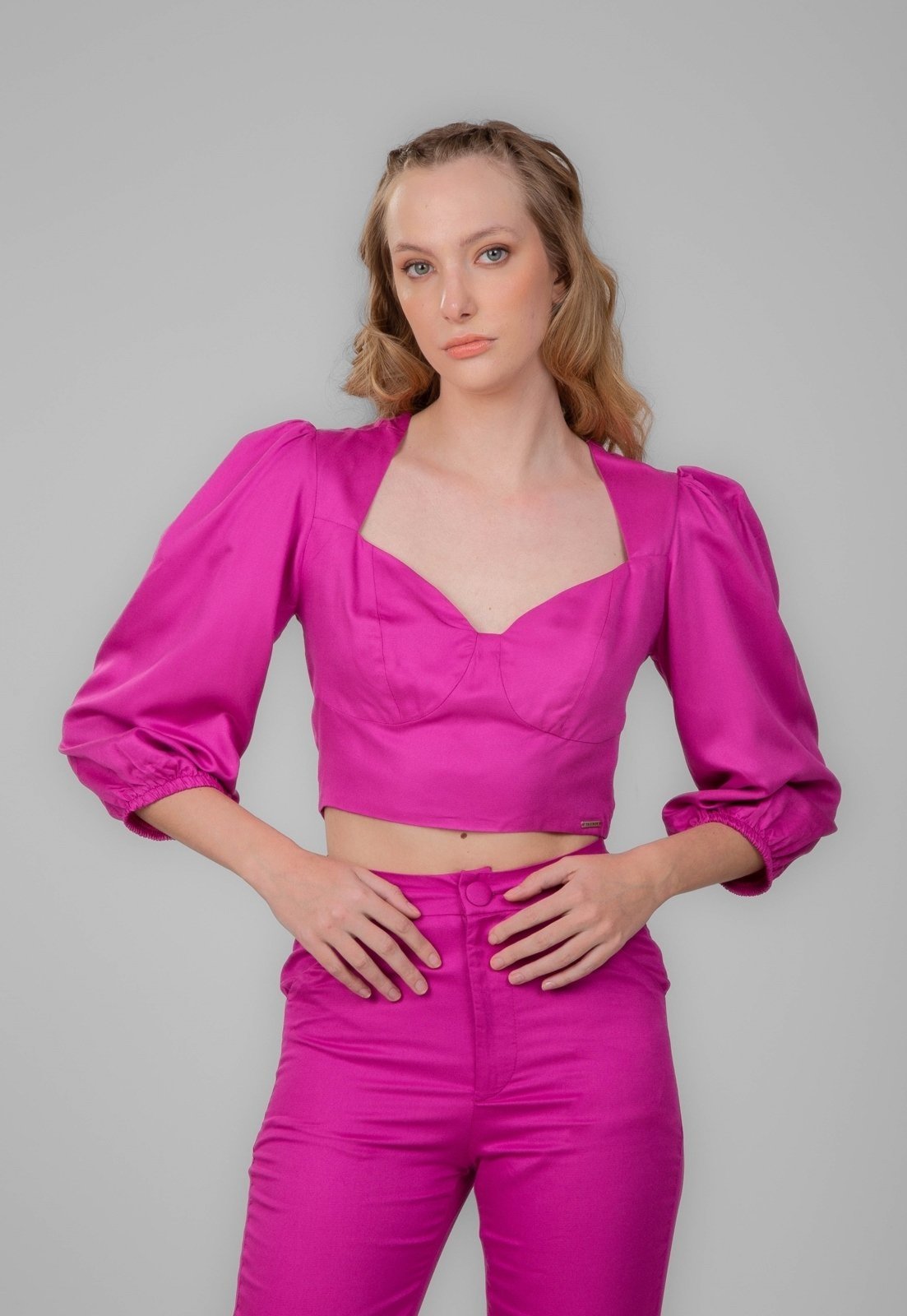 Vista 2 Blusa Cropped Traymon Manga 3/4 Bufante Fucsia rosa fucsia Traymon rosa fucsia
