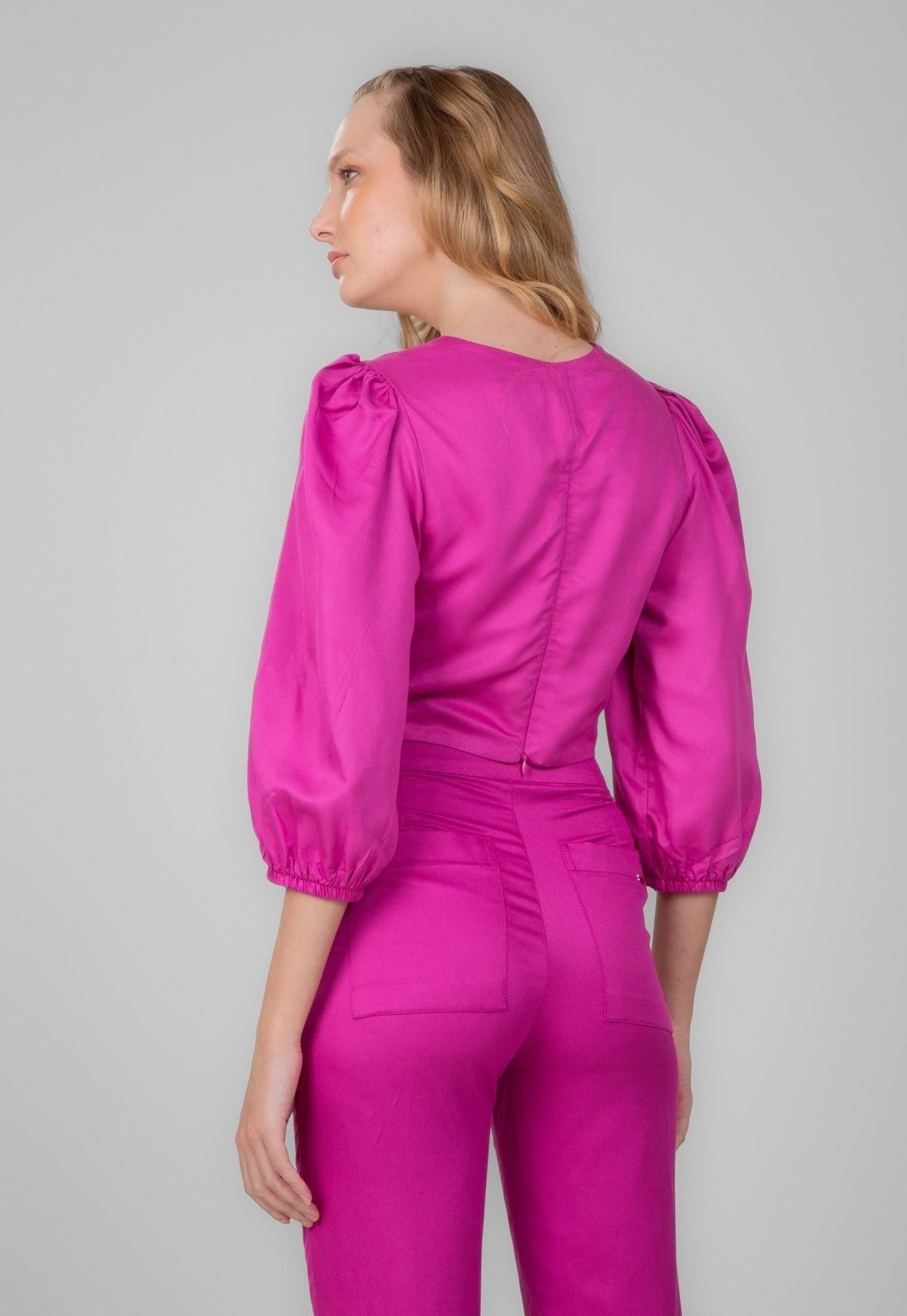 Vista 3 Blusa Cropped Traymon Manga 3/4 Bufante Fucsia rosa fucsia Traymon rosa fucsia