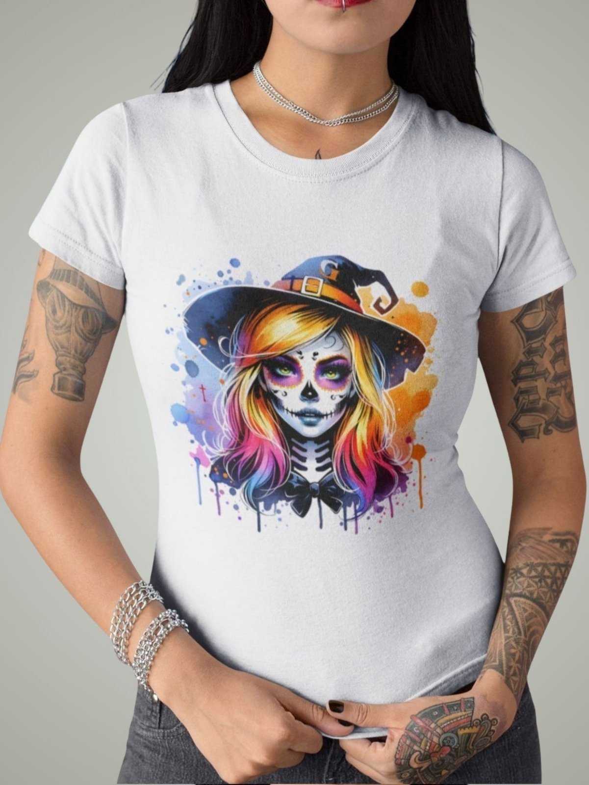 Camiseta Básica Feminina Bruxinha Colorida Halloween Branco