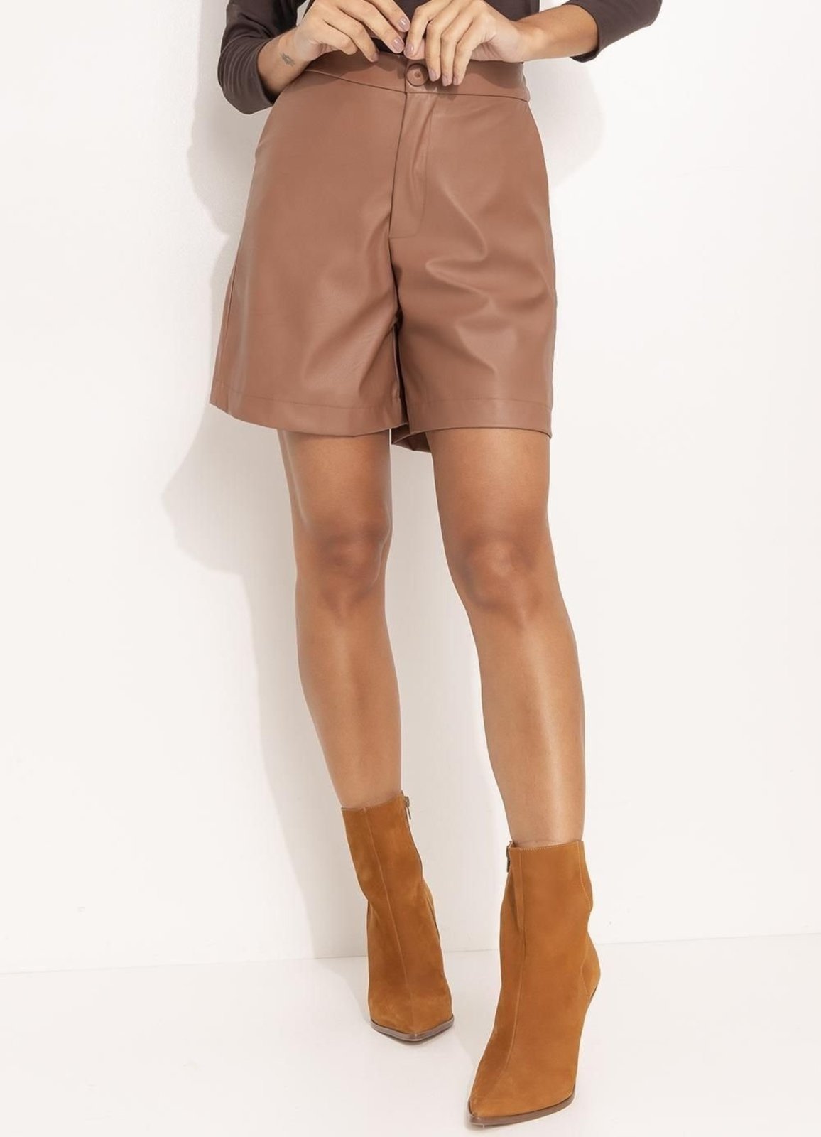 Short Feminino Amendoado Em Material Sintético Marrom