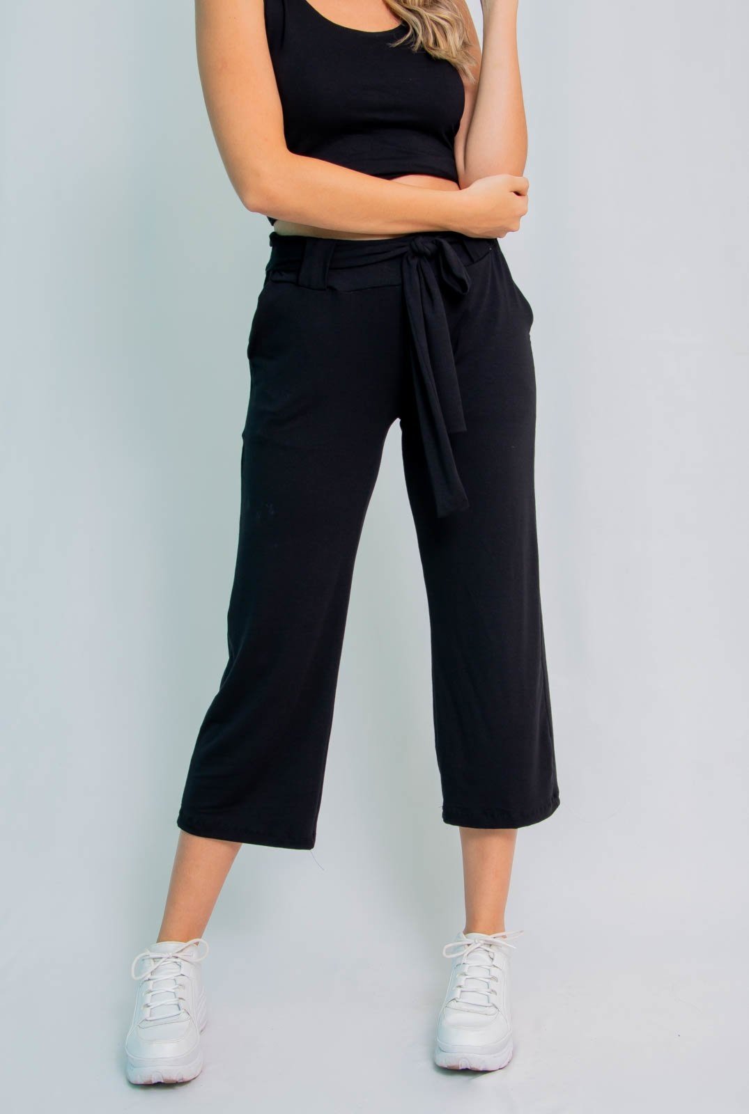 Calça Pantacourt Maria Paes com Bolso e Cinto Preto