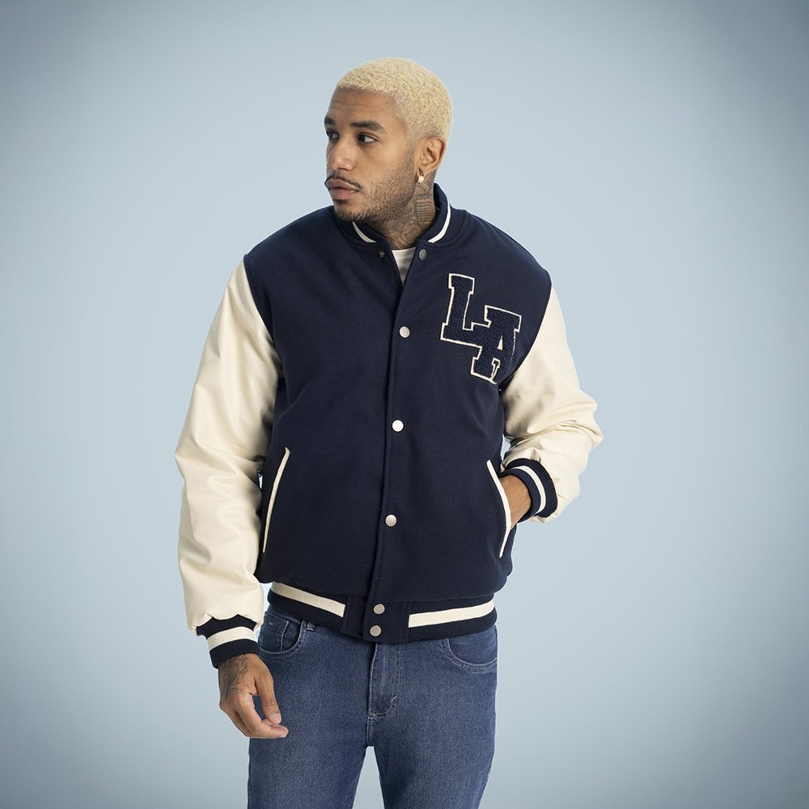 Jaqueta Masculina College Azul Marinho/Off White com Letreiro no Peito
