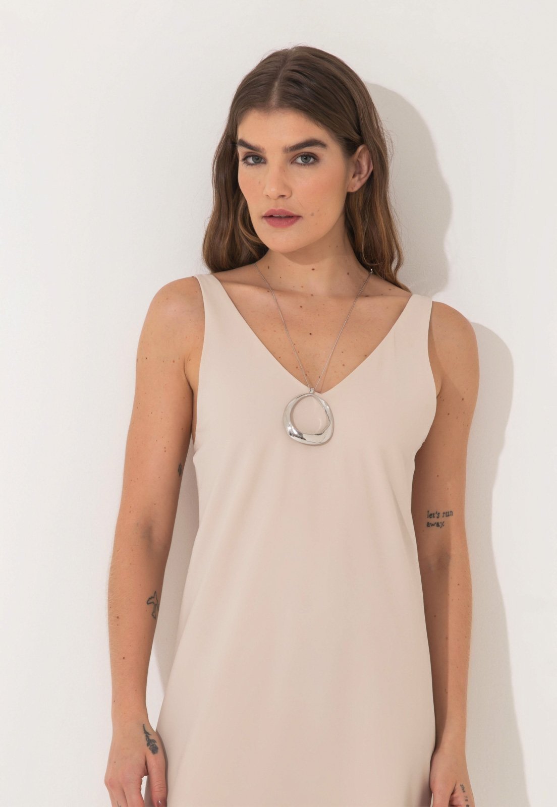 Vista 3 Vestido Traymon Midi Fluído Sereno bege Traymon bege