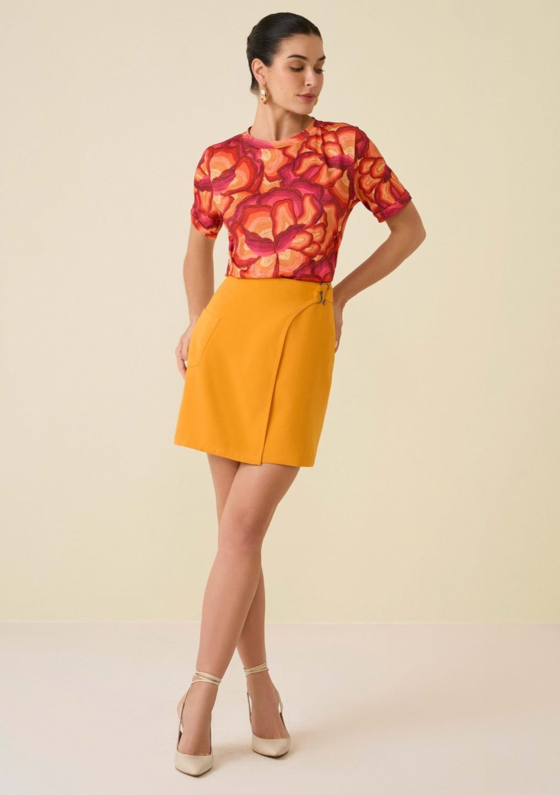 Saia Maria Valentina Curta Justa Com Metal Amarelo