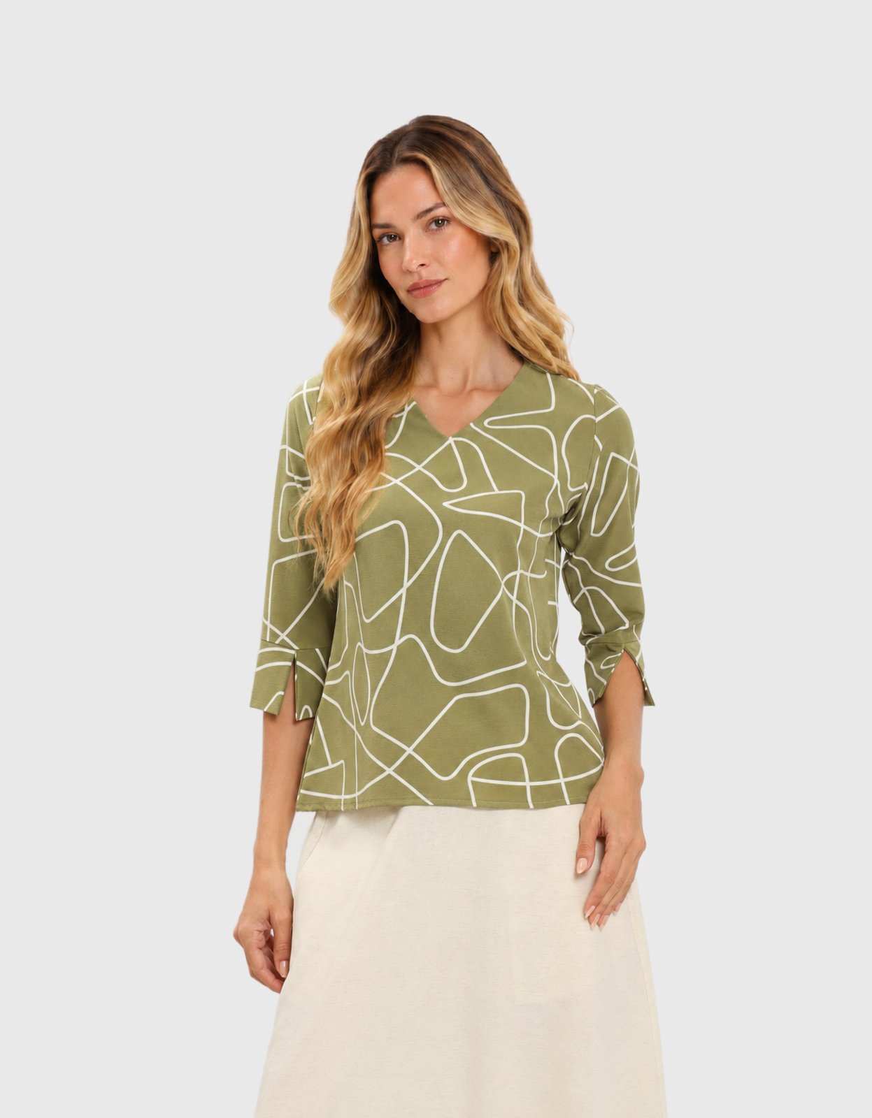 Blusa Feminina Pompier em Crepe Estampada com Decote V e Manga 7/8 com Fenda Verde