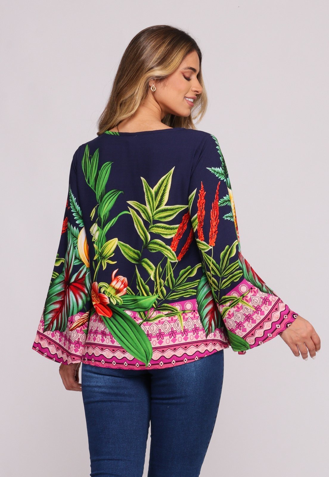 Vista 3 Blusa Bata Decote Redondo B’Bonnie Betina Estampa Azul B'Bonnie estampado azul B'Bonnie estampado azul