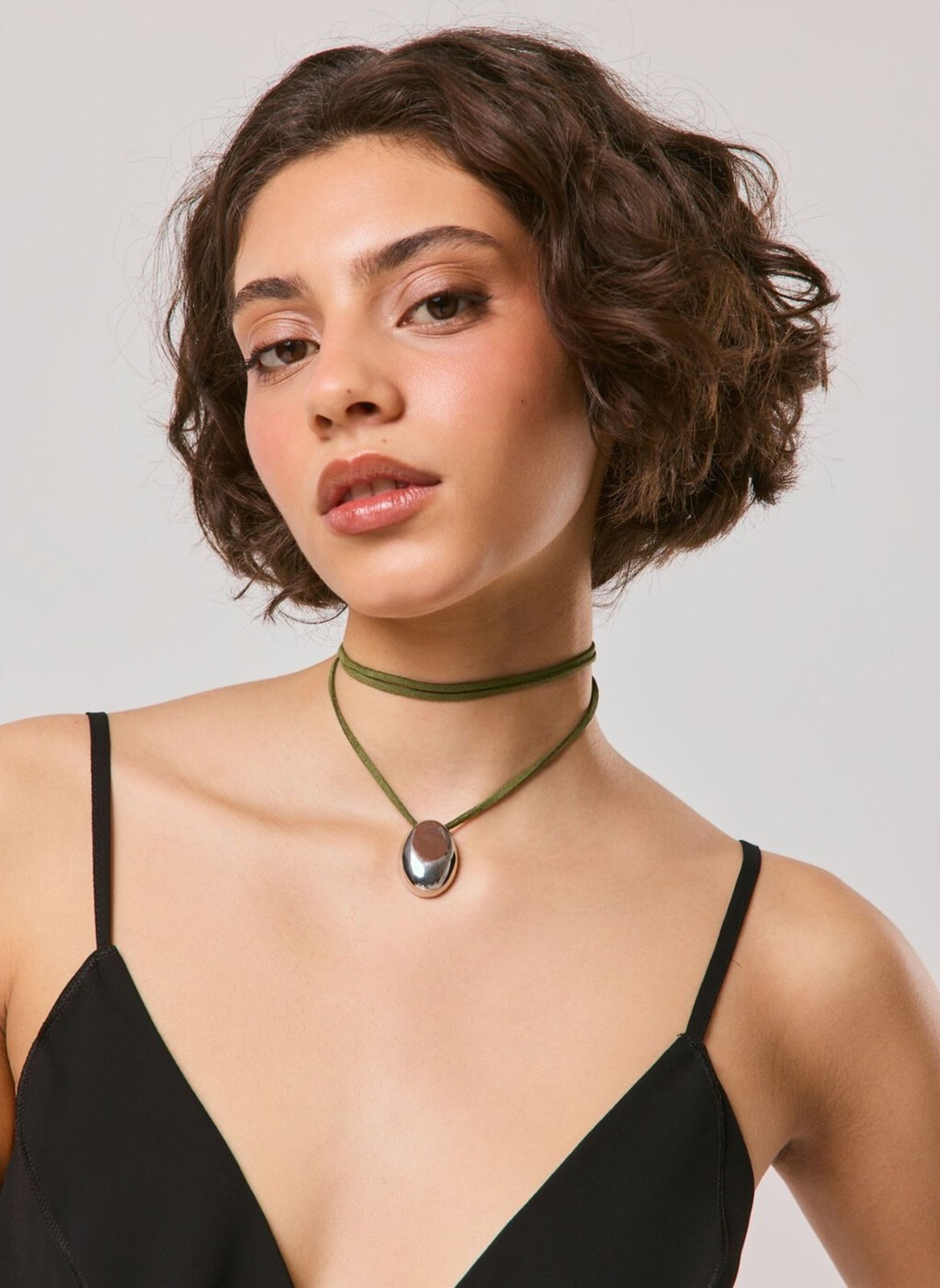 Colar Choker Suede Com Pingente