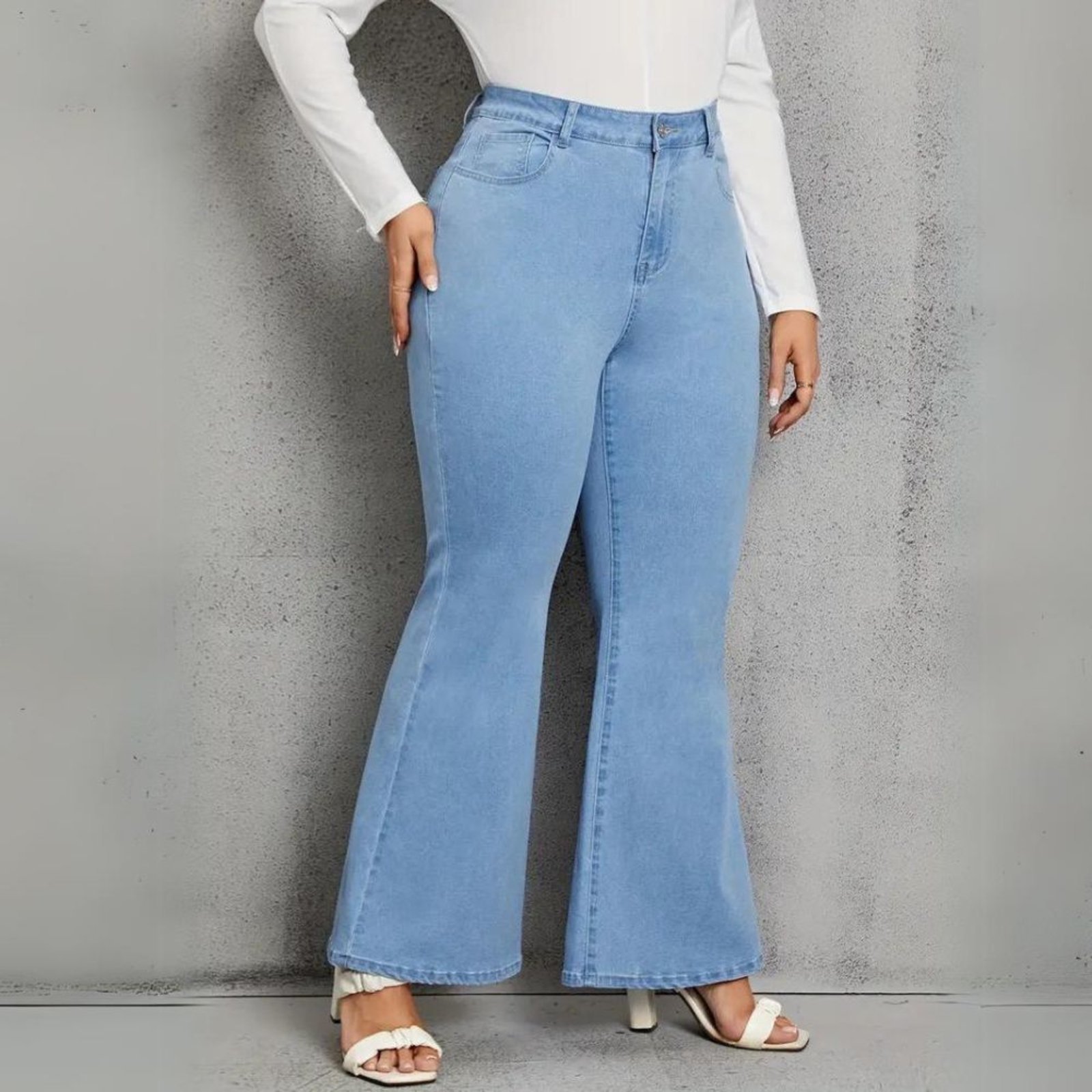Calça Flare Plus Size Feminina Tex Jeans Boca de Sino Cintura Alta Modeladora com Elastano Azul Claro