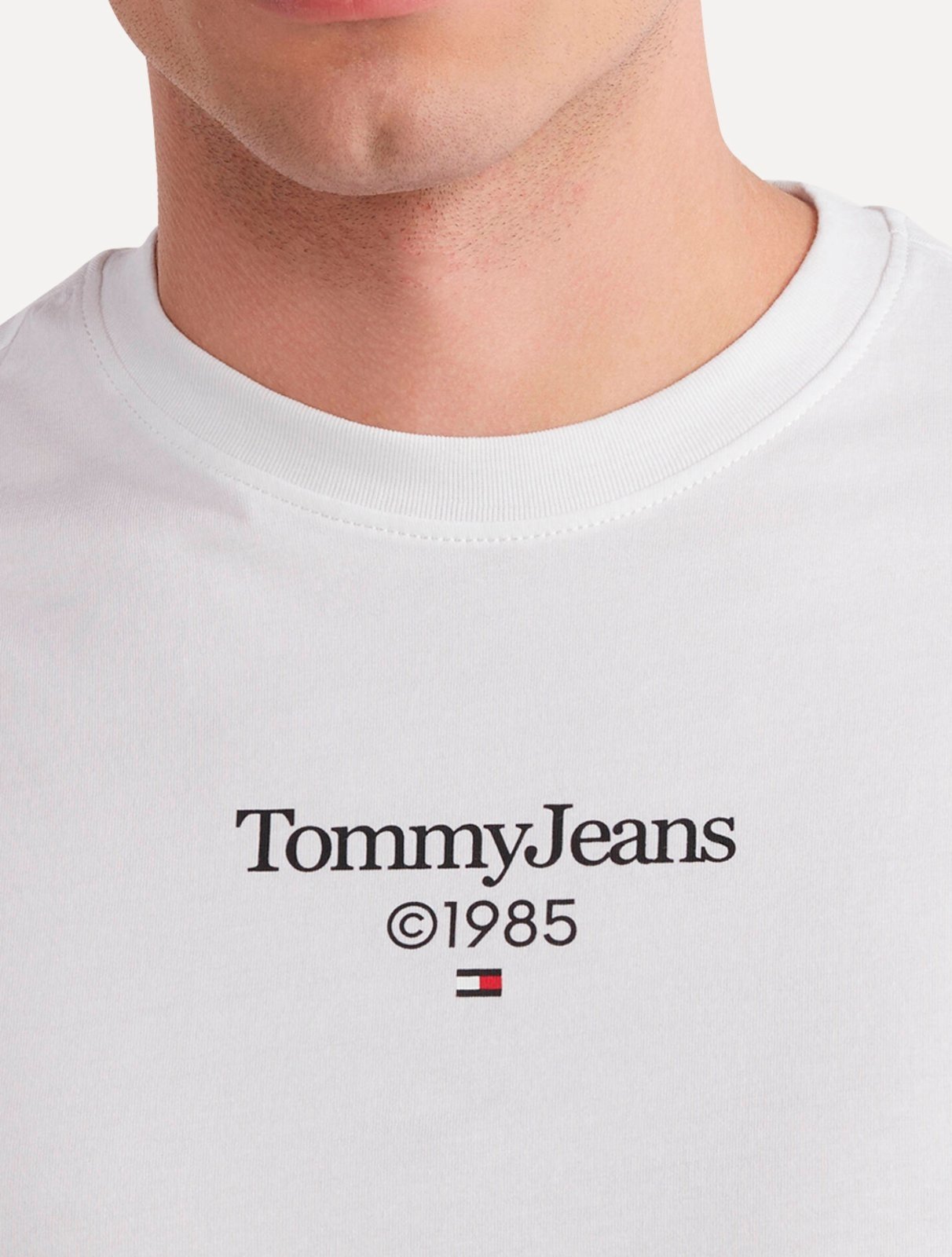 Vista 3 Camiseta Tommy Jeans Masculina Regular TJ 85 Entry Branca preto Tommy Jeans preto